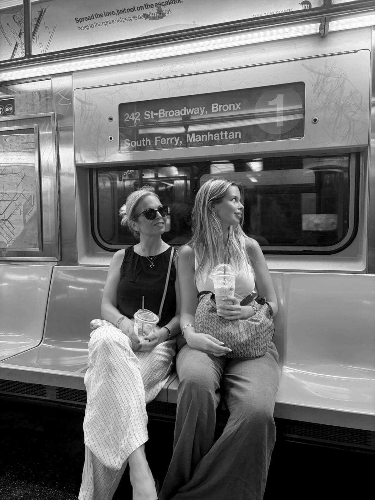 Manuela och Sophia, mor och dotter, sida vid sida på tunnelbanan i New York