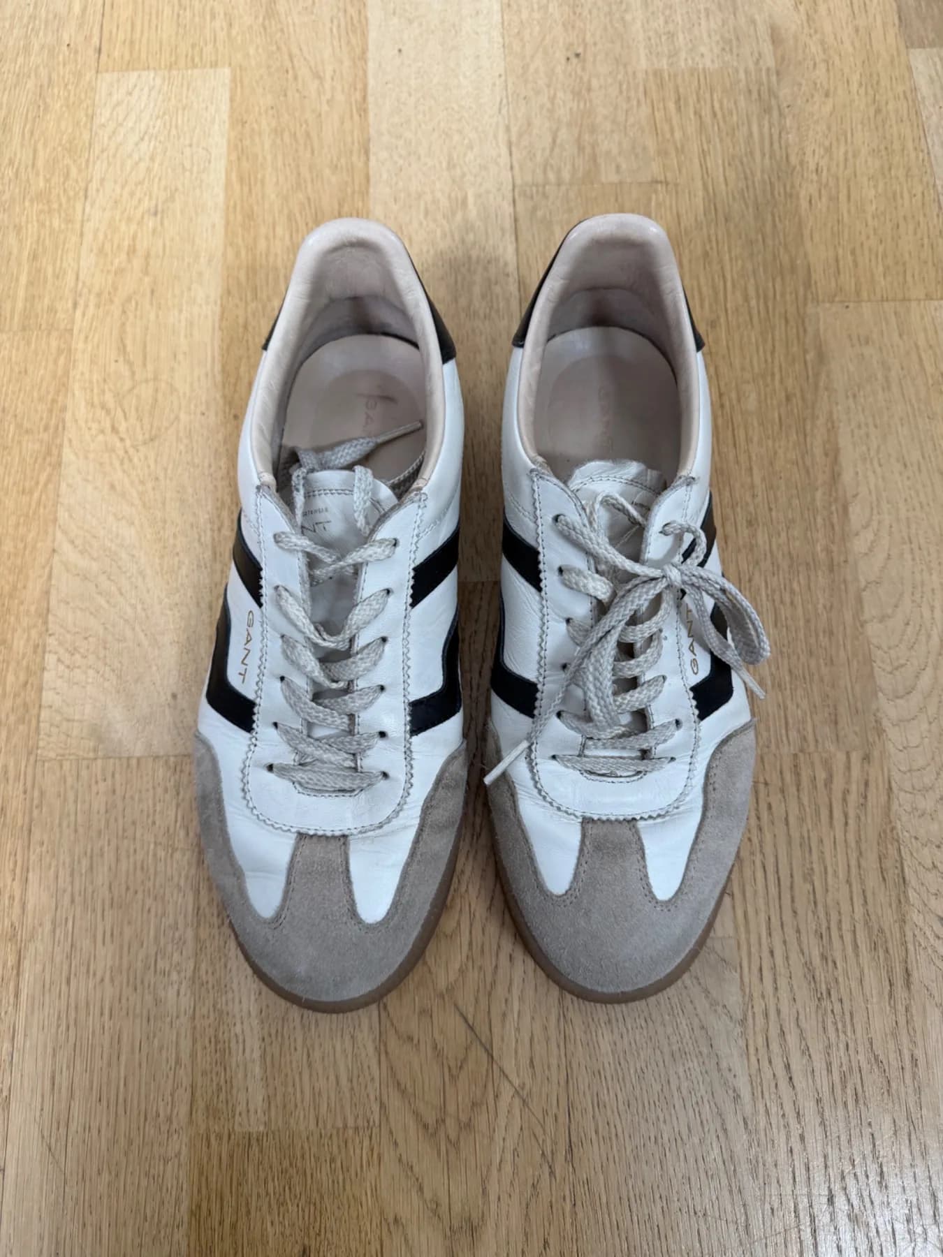 Vita sneakers med svarta ränder från Gant, ovanifrån