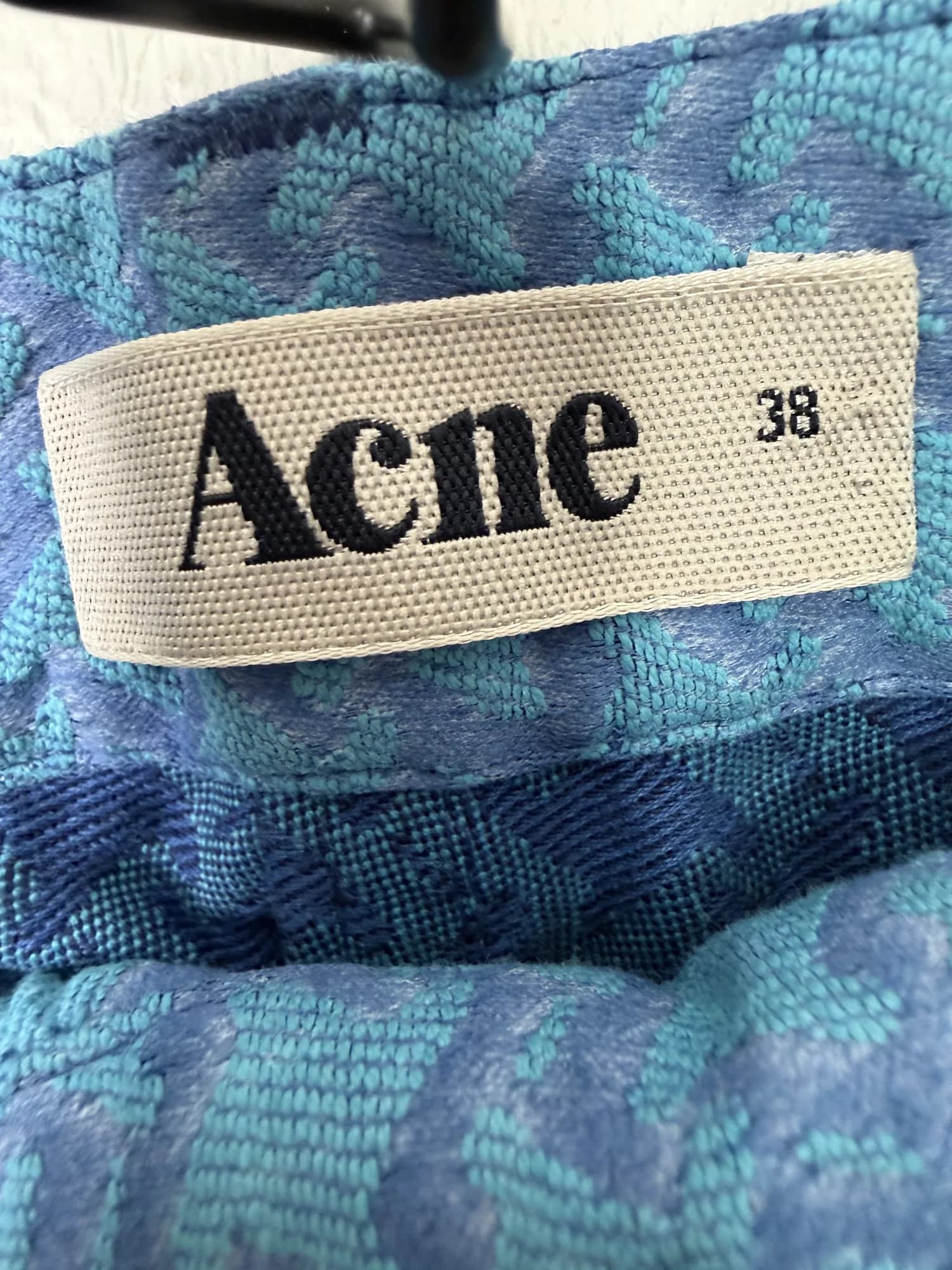 Acne-etiketten, storlek 38, och mönstret på nära håll