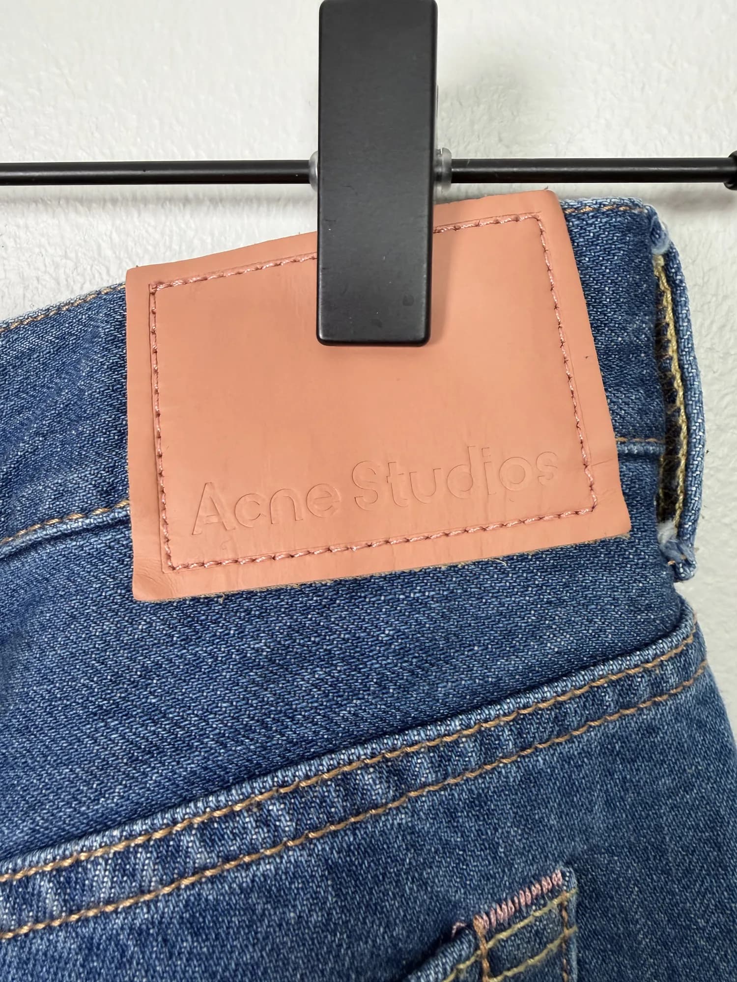 Acne Studios rosa läderlapp bak i linningen