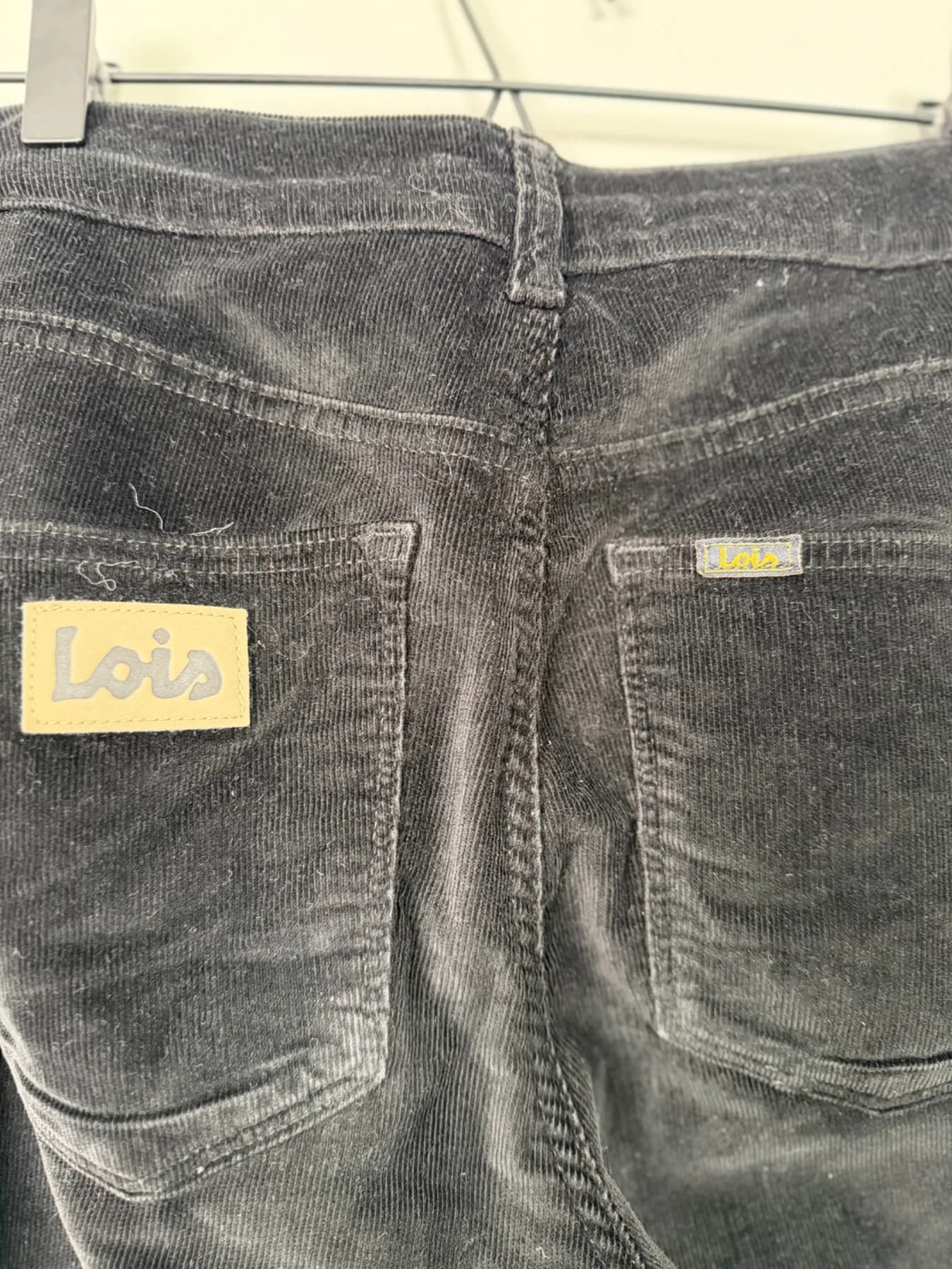 Närbild på bakfickorna med Lois-märket