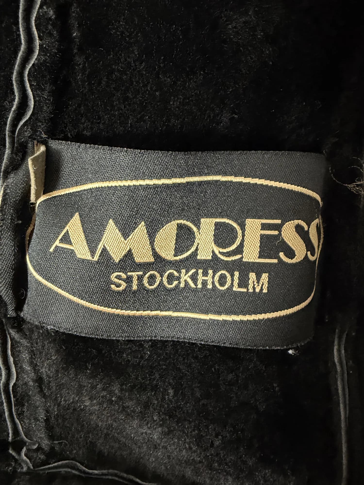 Amoress Stockholm-etiketten och fällen på insidan