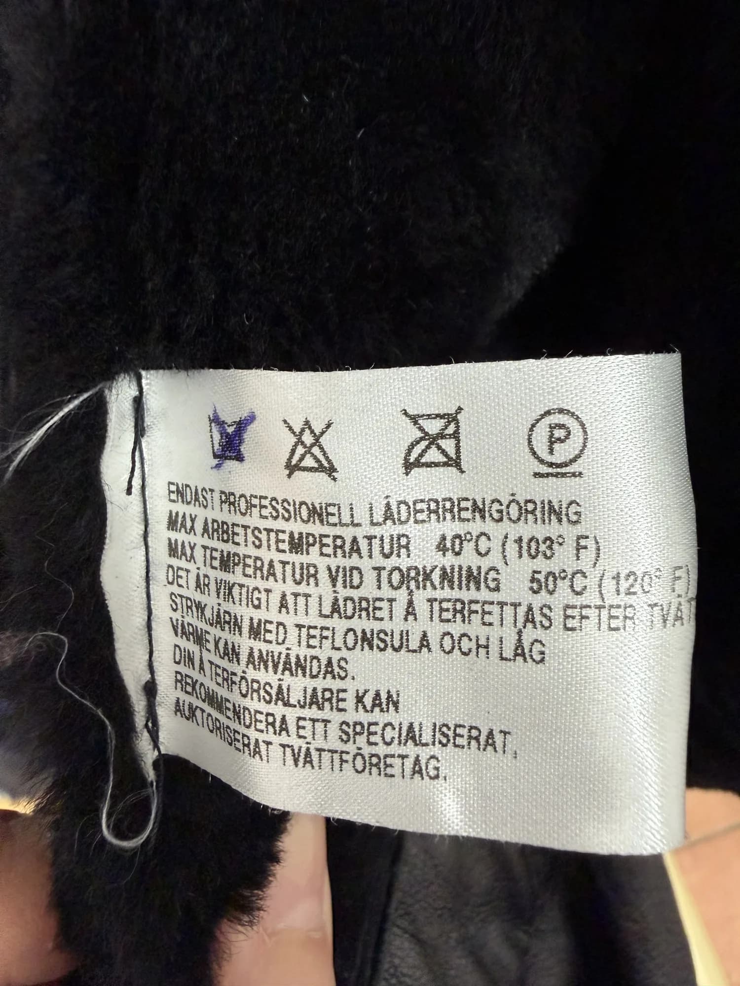 Etikett med skötselråd för skinn