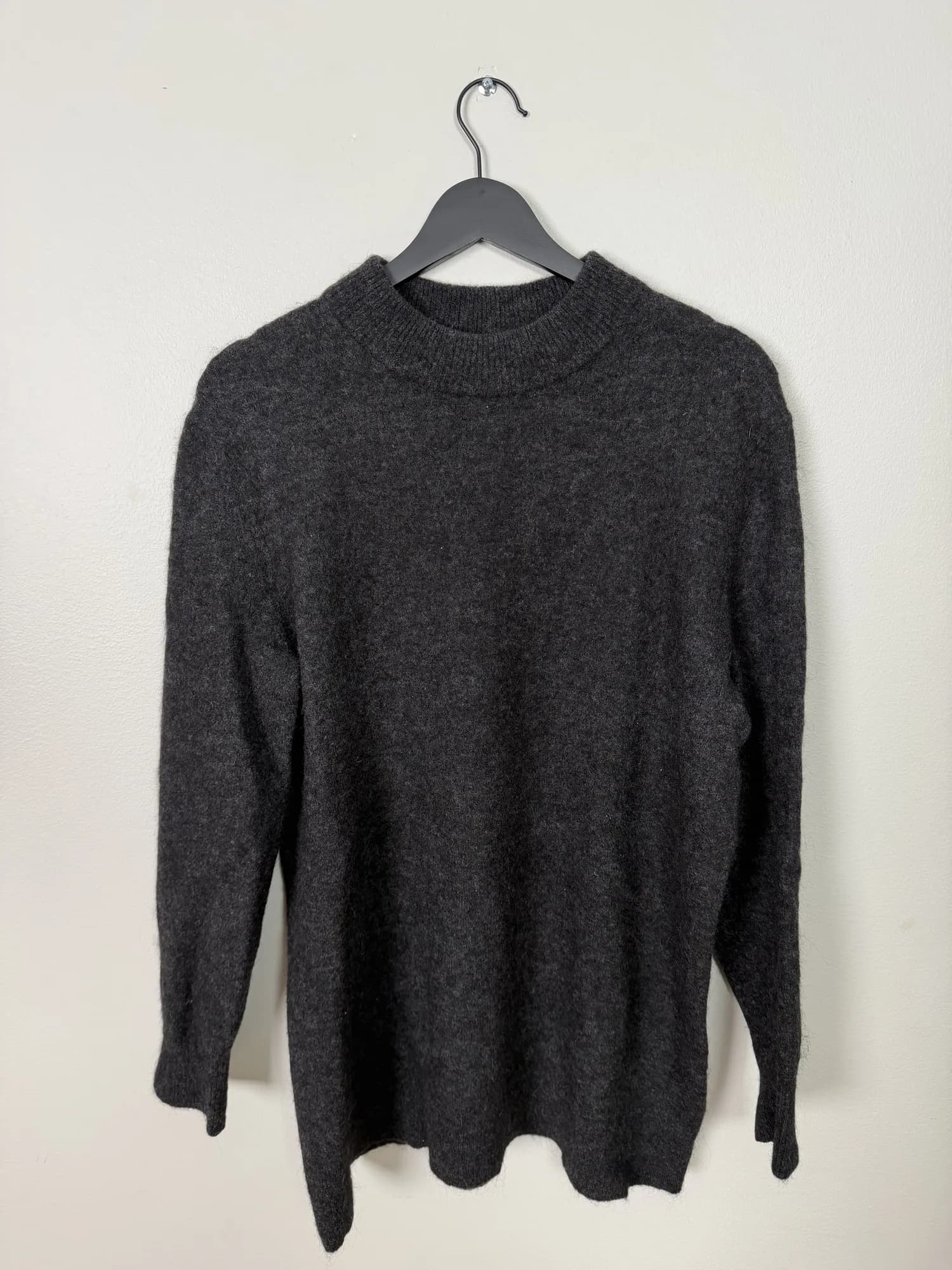 Koksgrå stickad tröja från Arket, framifrån