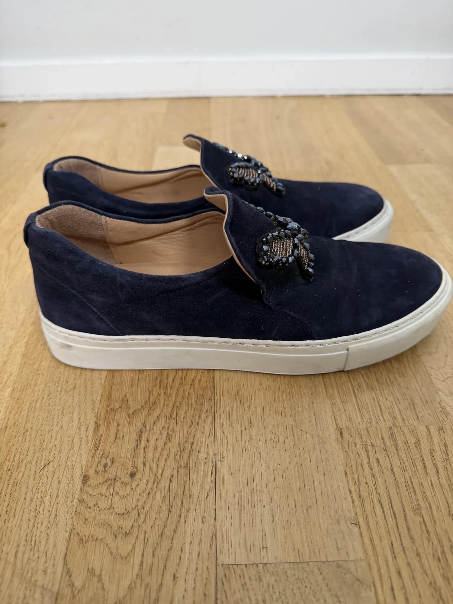 Marinblå slip-on-sneakers med fjäril från Billi Bi, från sidan