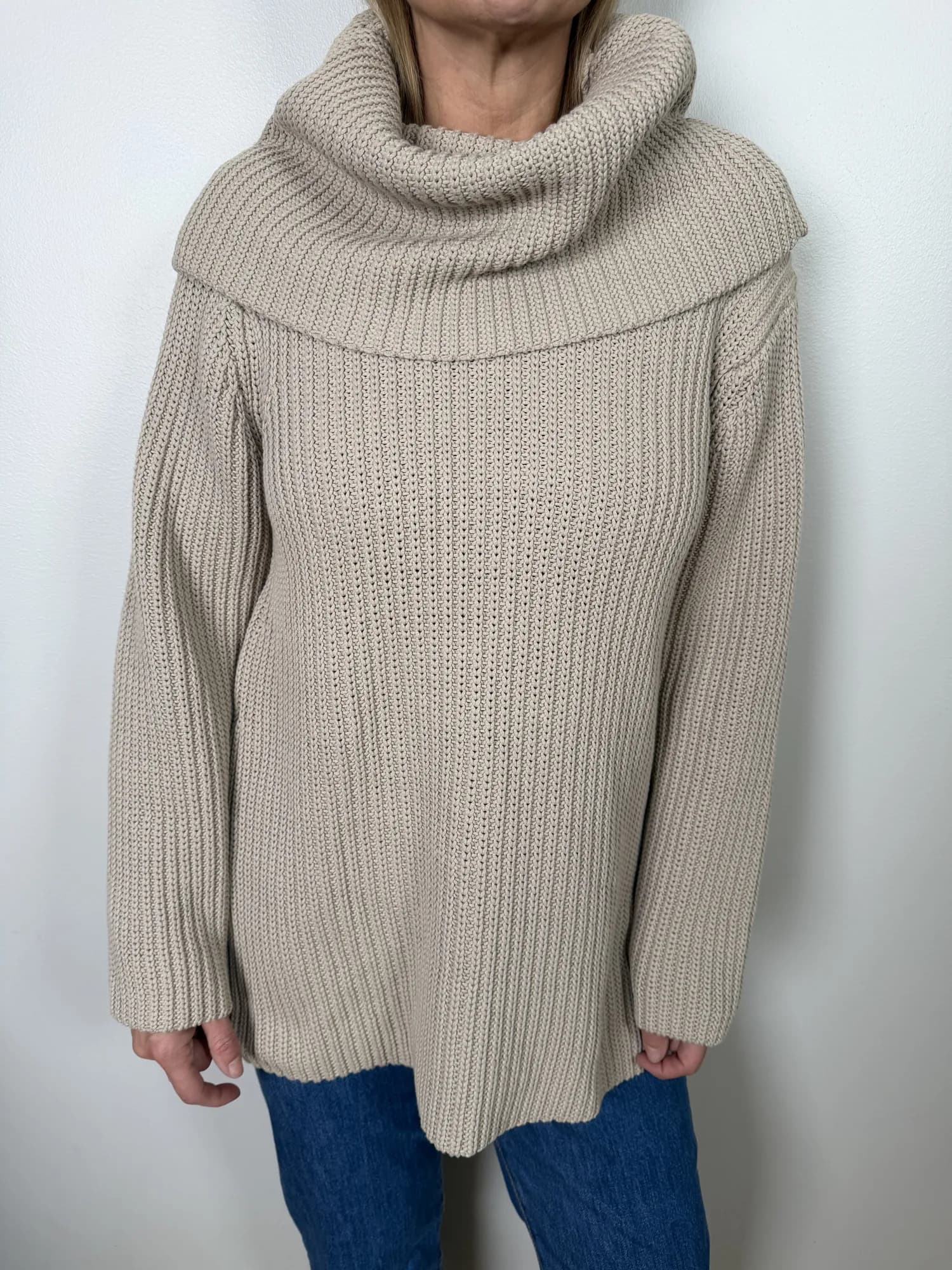 Beige ribbstickad tröja med stor krage från Bitte Kai Rand, buren framifrån
