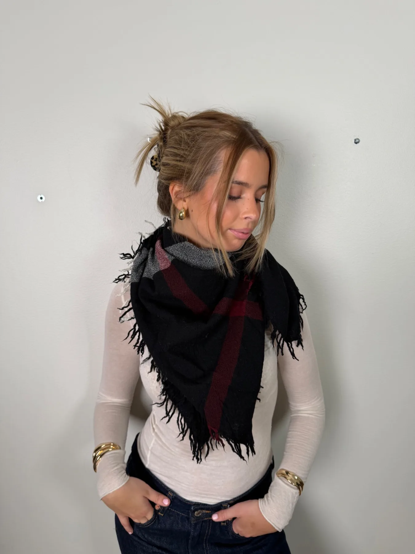 Svart halsduk med rutmönster från Burberry, knuten runt halsen