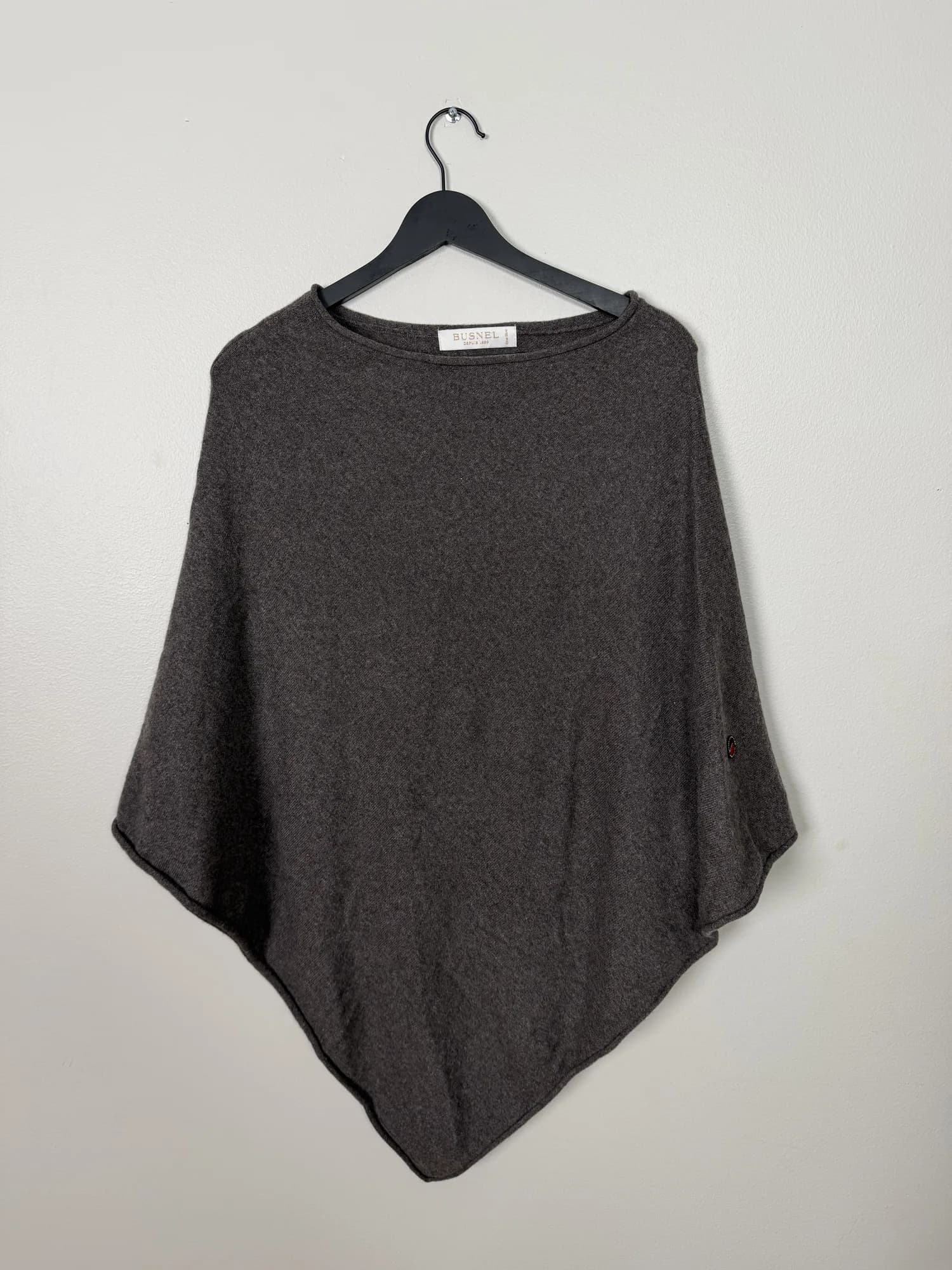 Gråbrun poncho från Busnel, framifrån