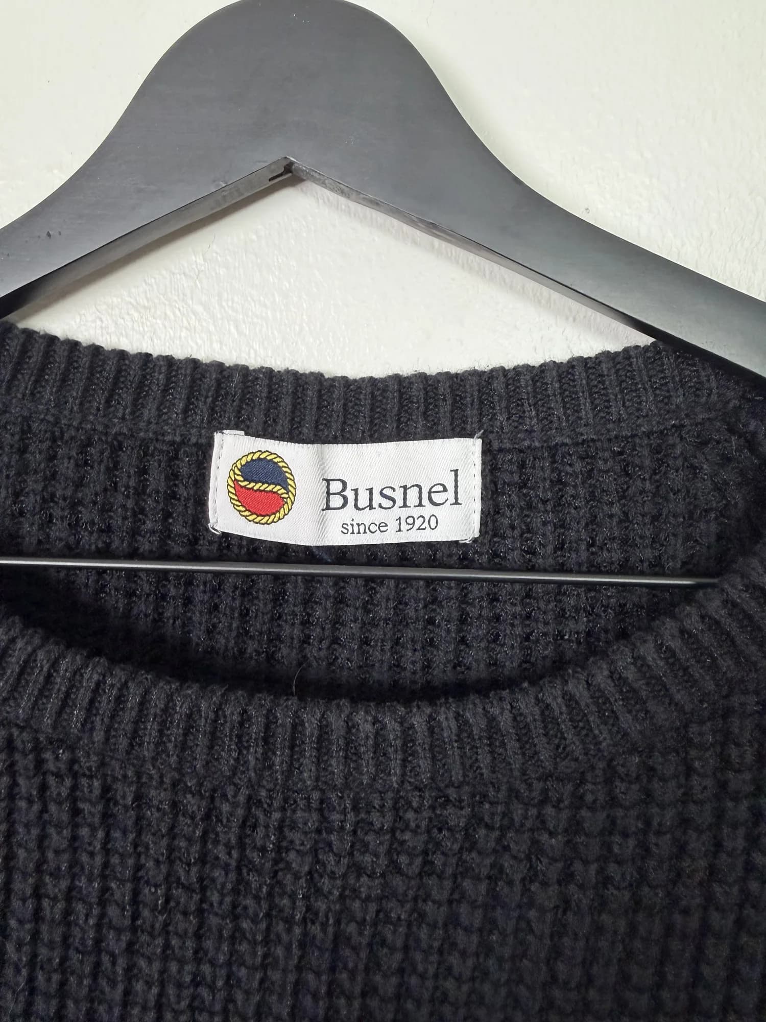 Busnel-etiketten i nacken