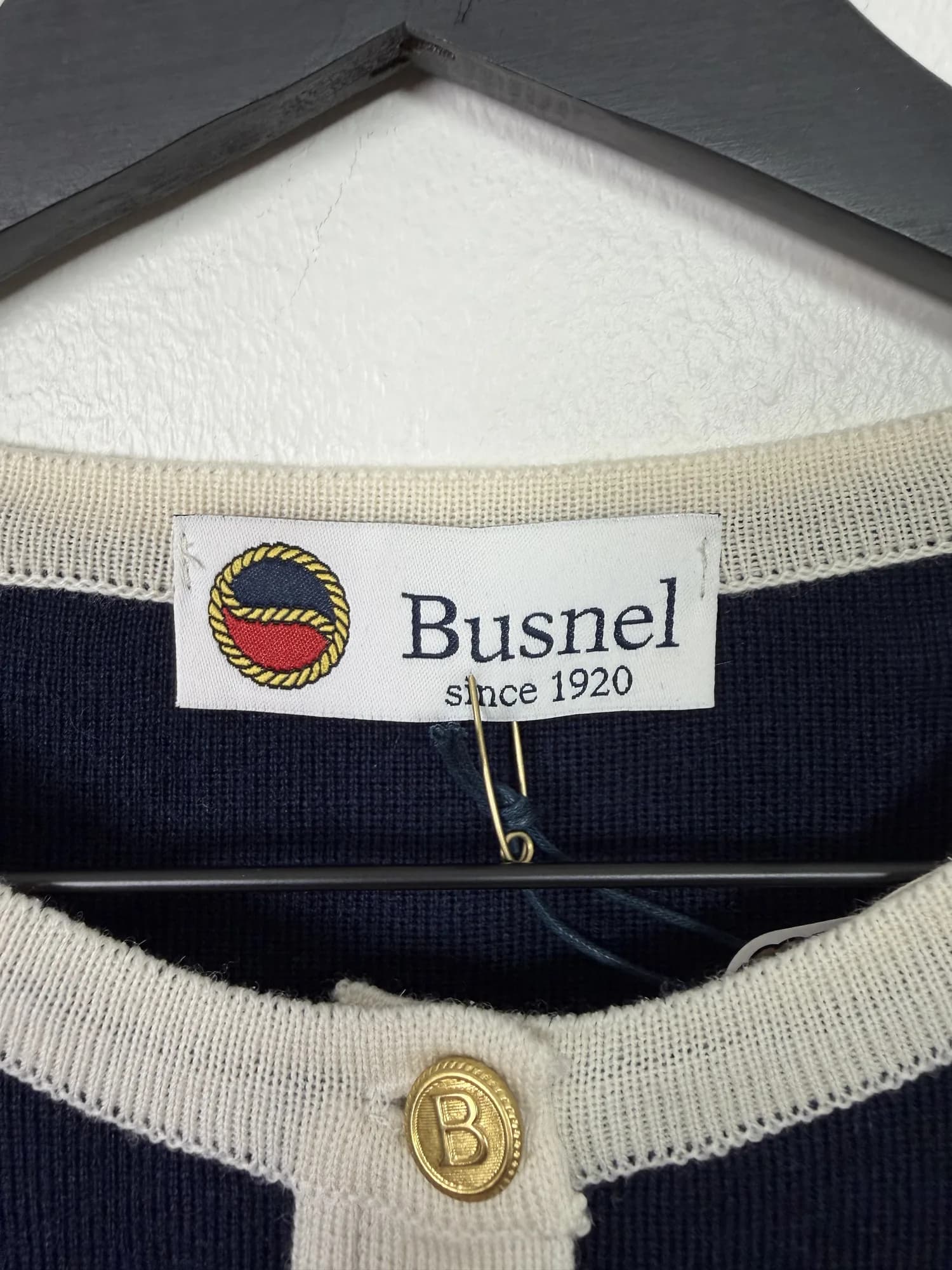 Busnel-etiketten och knappen med B