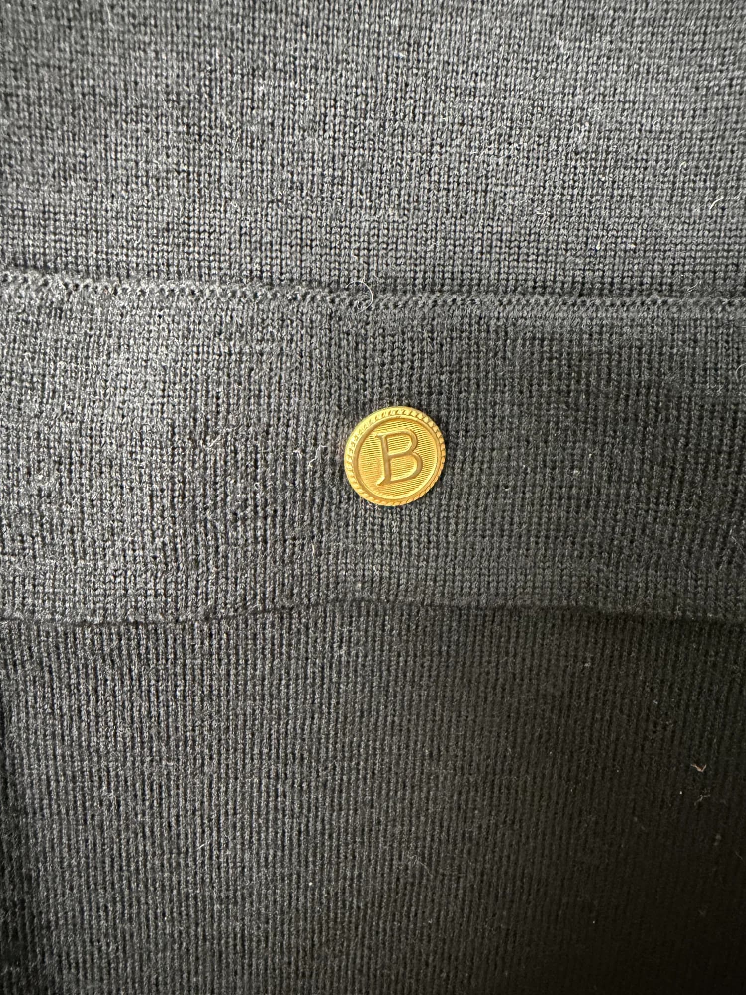 Närbild på ficklocket med guldknapp