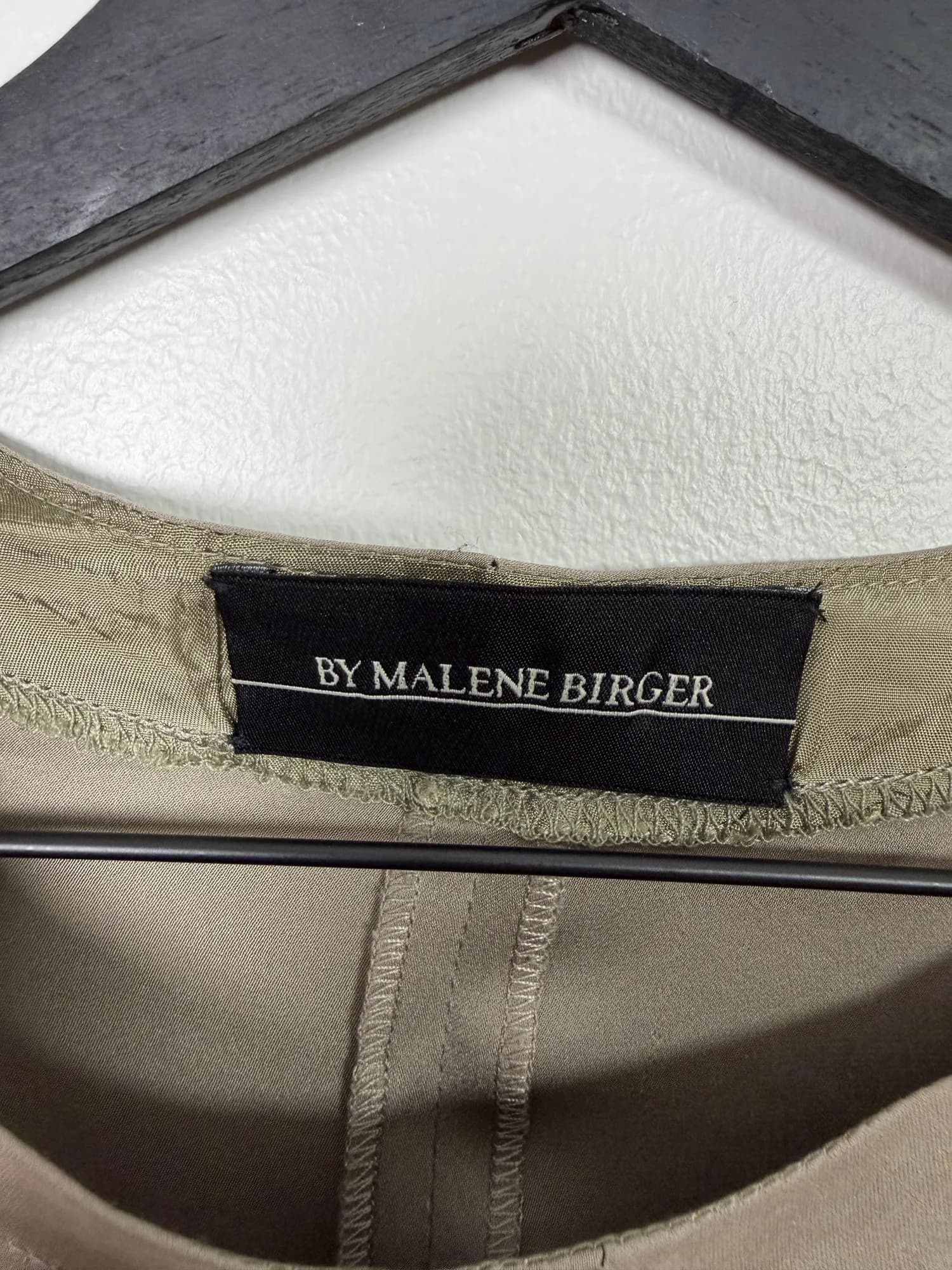 By Malene Birger-etiketten i nacken