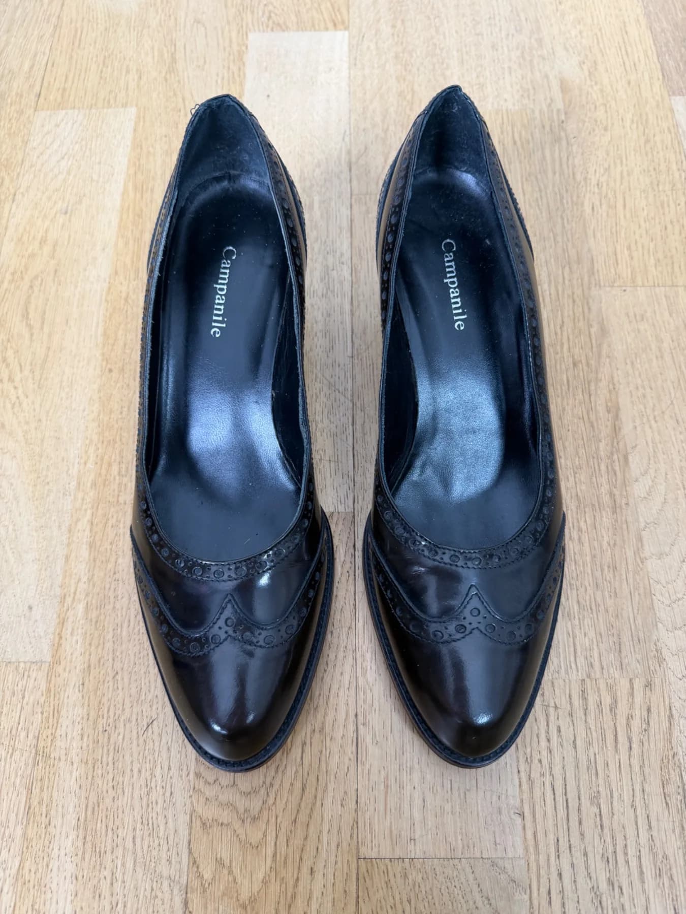 Mörkbruna pumps från Campanile, ovanifrån