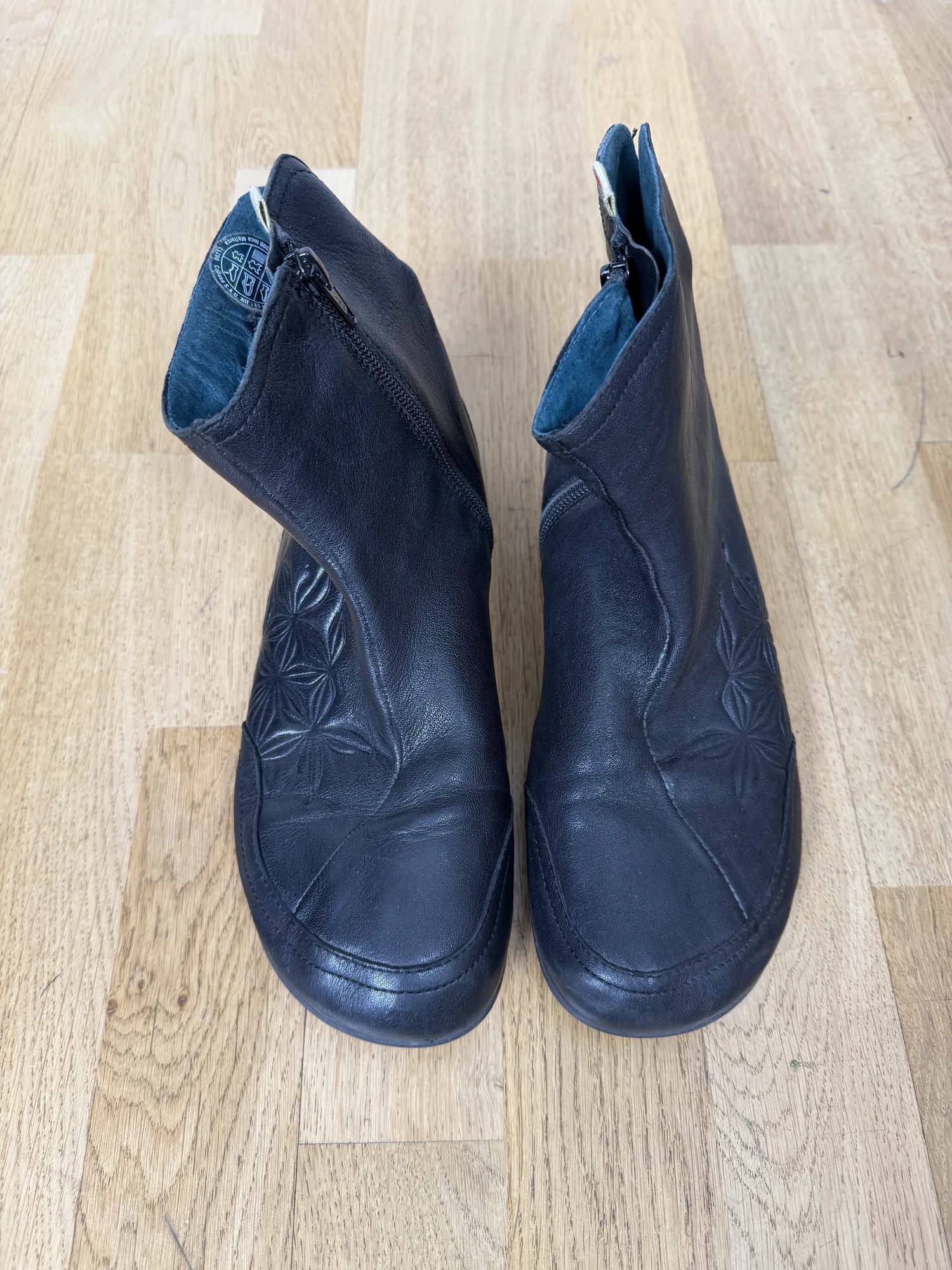 Bootsen uppifrån, med dragkedja och blått foder