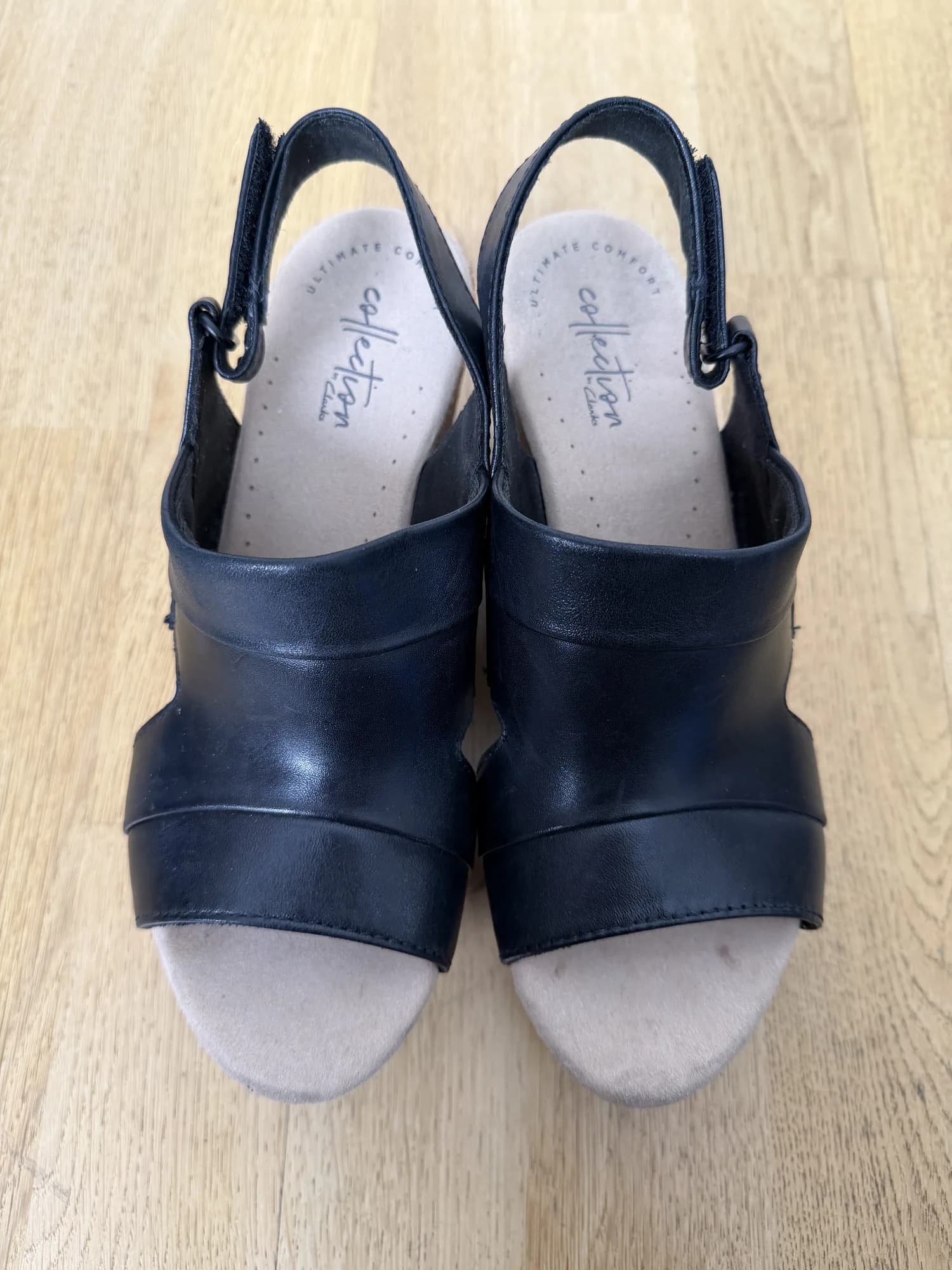 Svarta sandaler i skinn från Clarks, ovanifrån