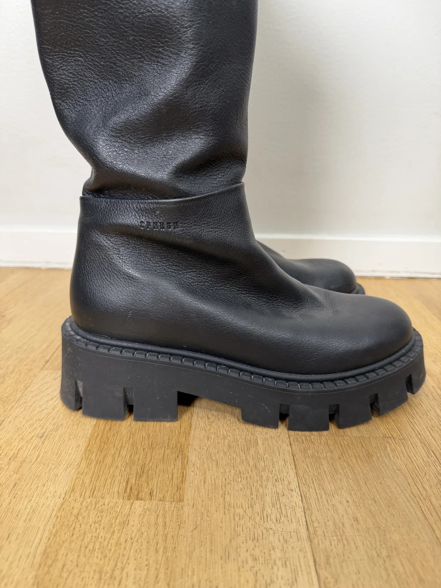 Närbild på skaftet och den grova sulan