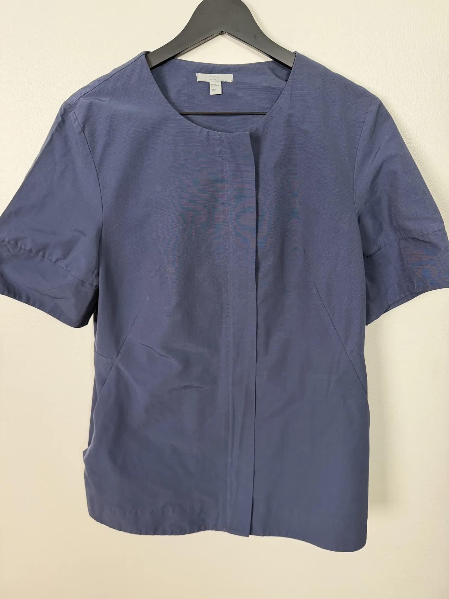 Blå kortärmad blus från COS, framifrån