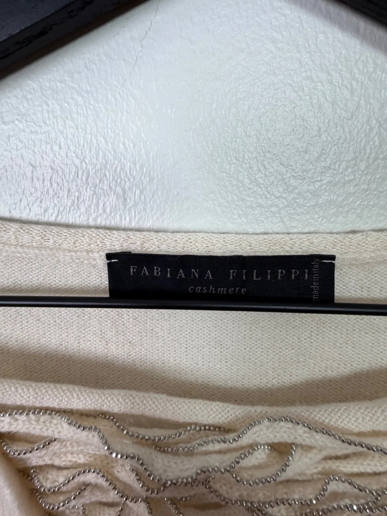 Etikett från Fabiana Filippi med texten cashmere