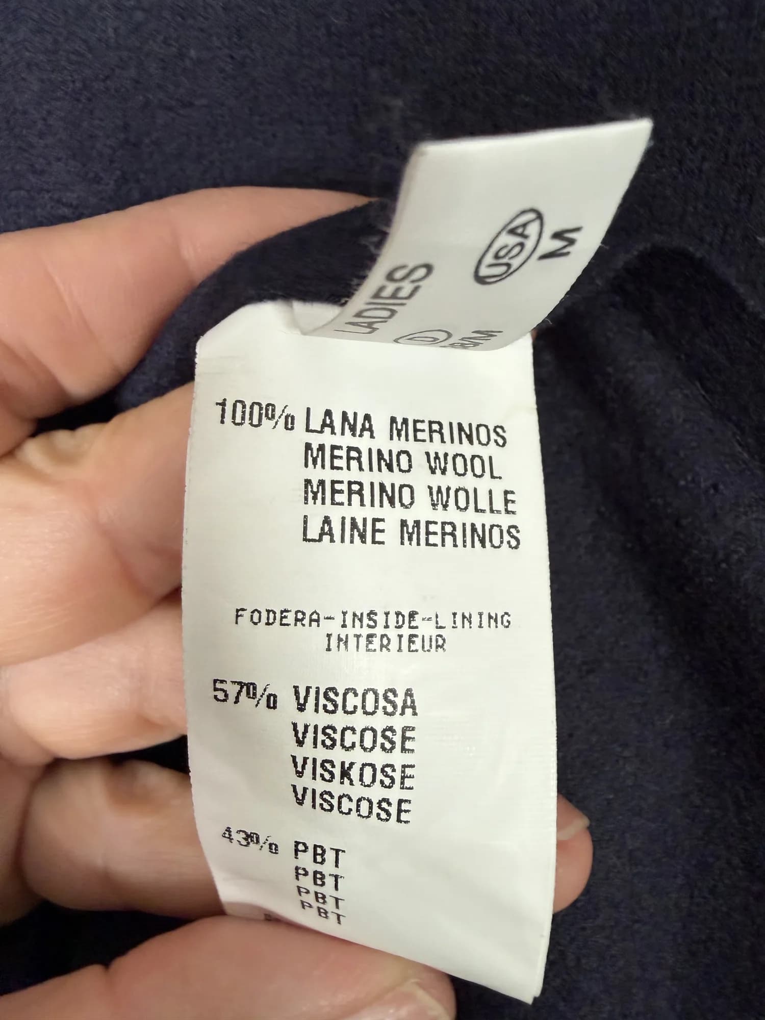 Etikett med materialet och storlek M