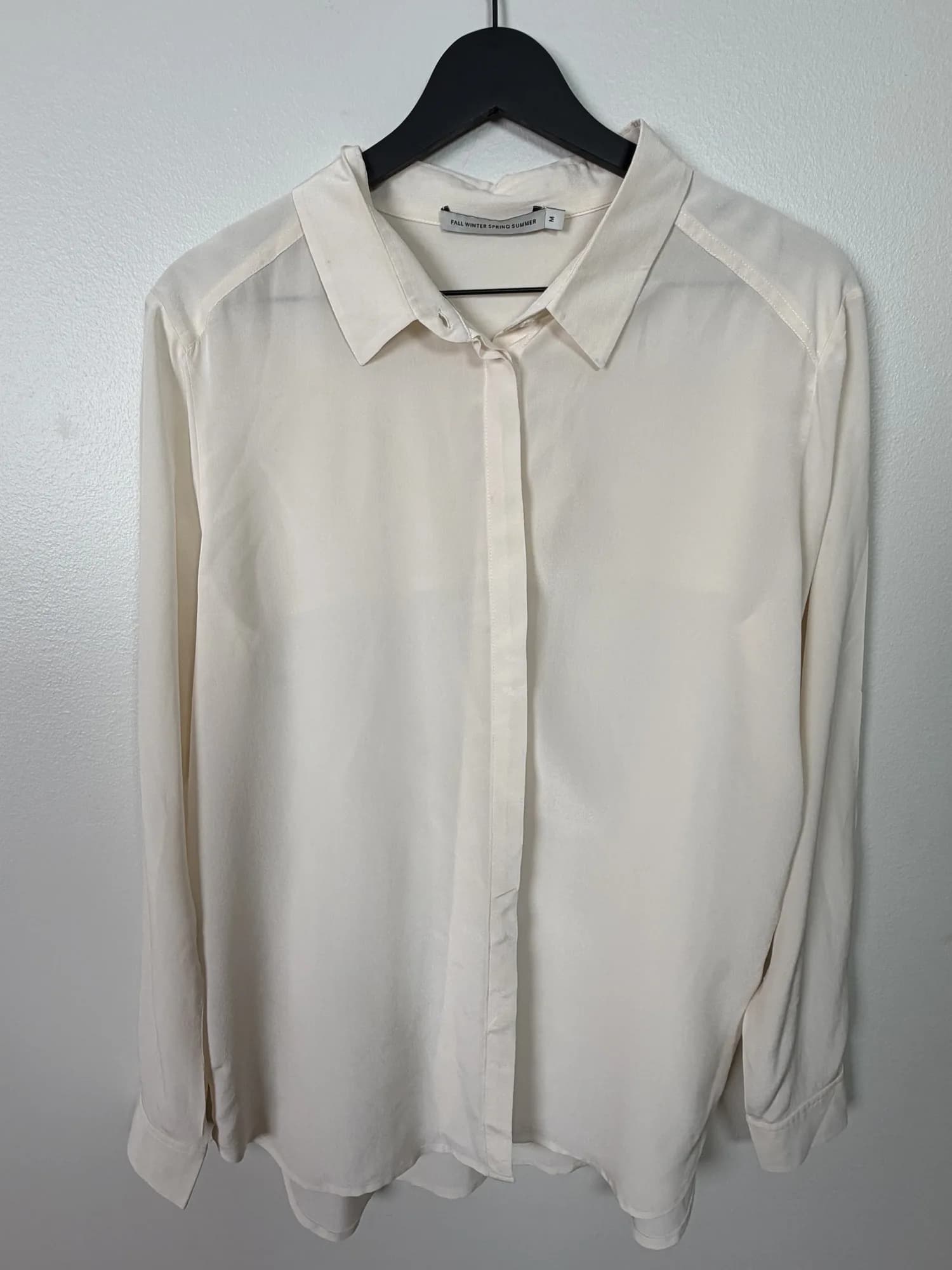 Krämvit sidenskjorta från Fall Winter Spring Summer, framifrån