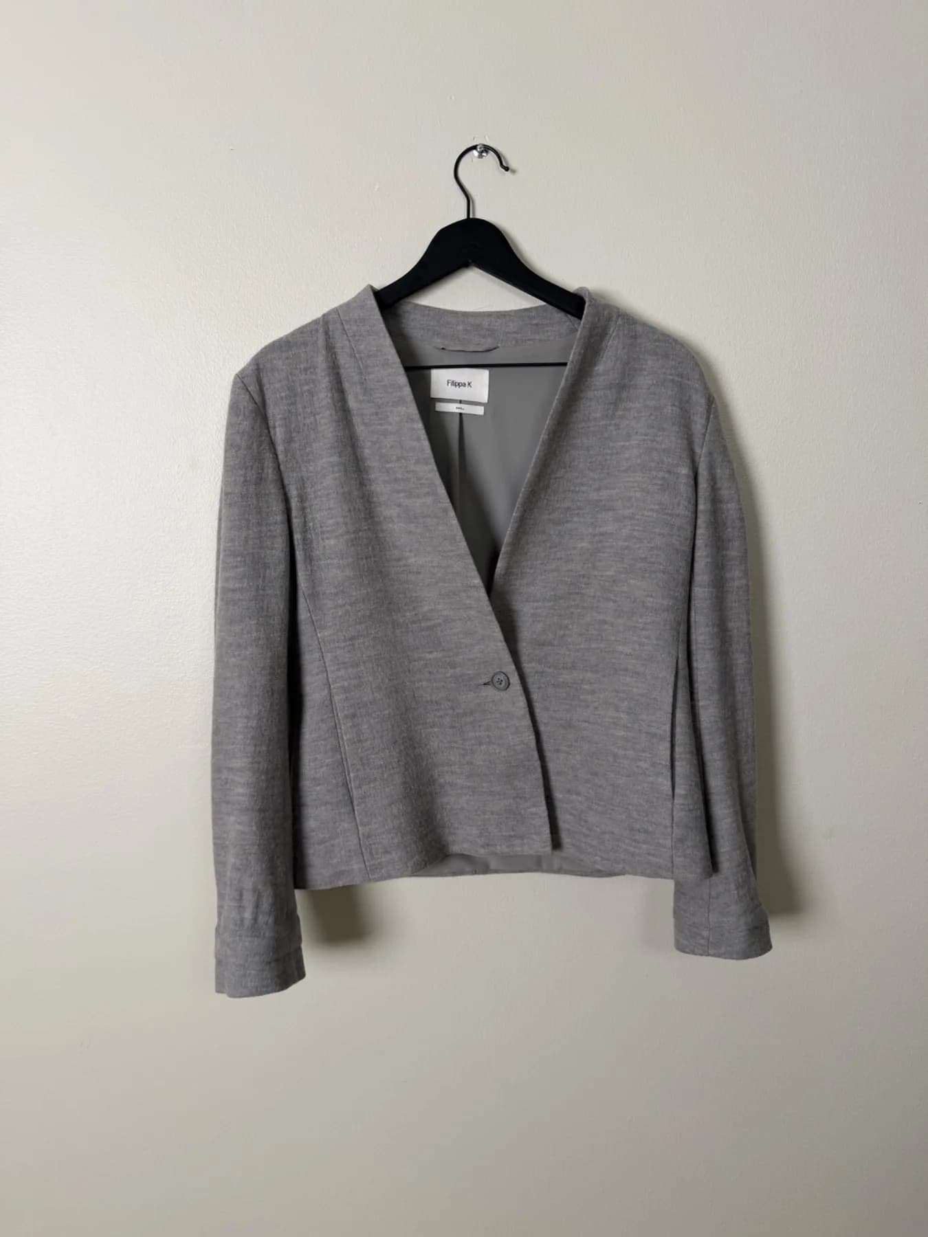 Gråmelerad kavaj från Filippa K, framifrån