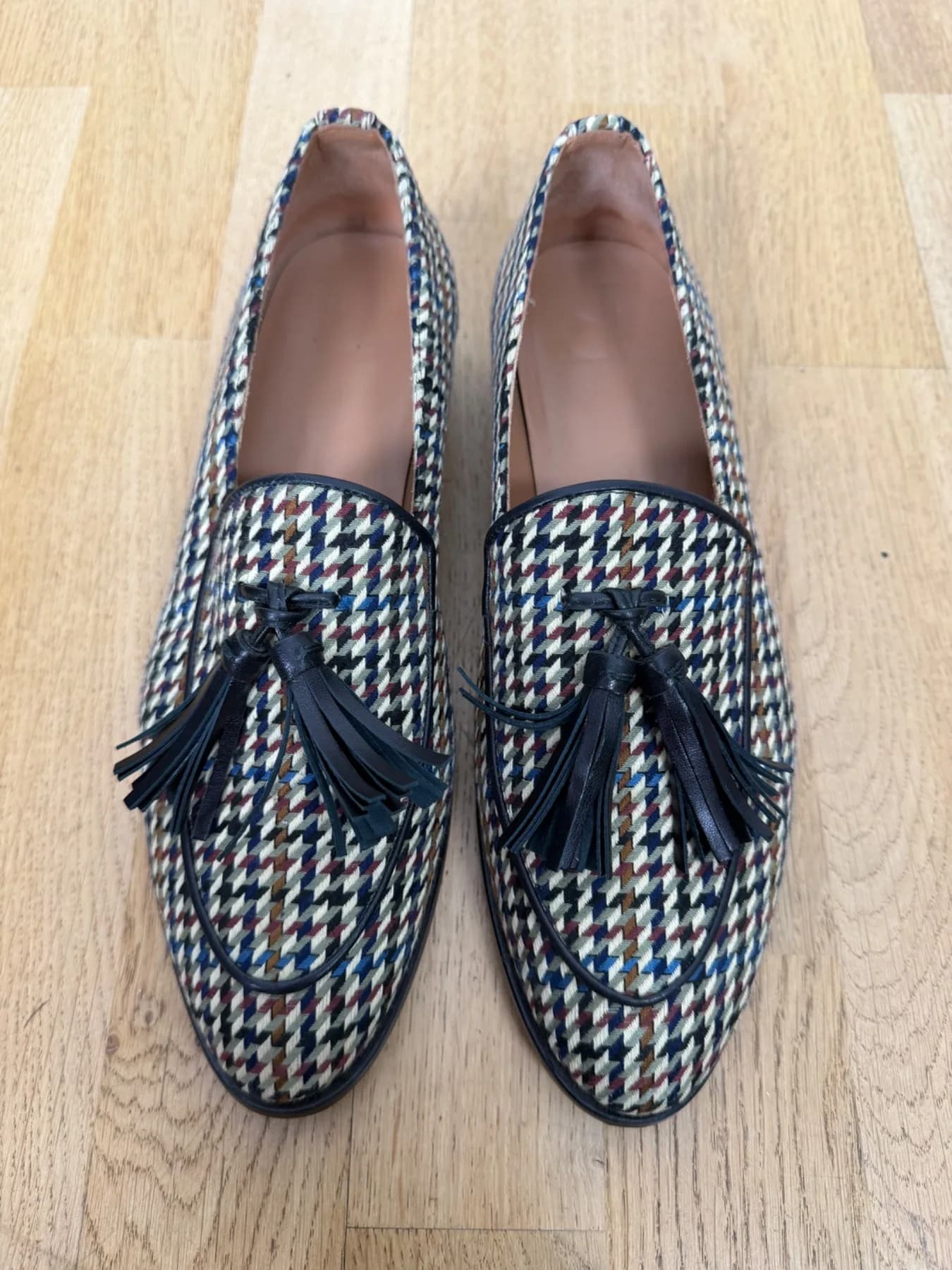 Loafers med tofsar från Flattered, ovanifrån