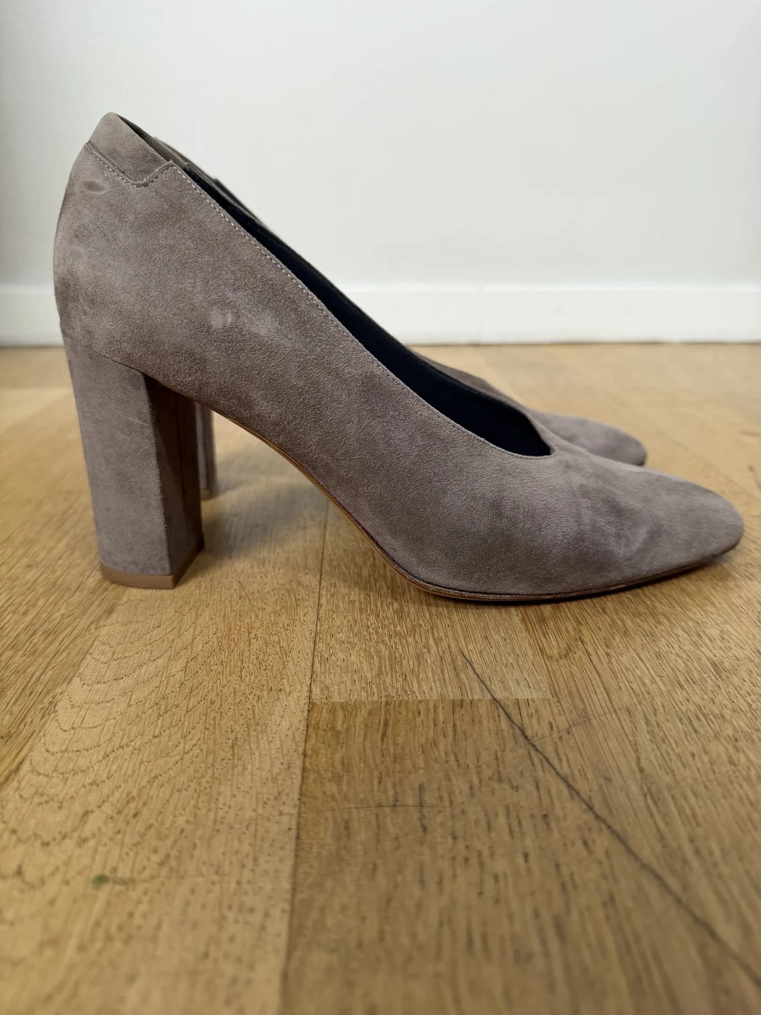 Gråbeige pumps i mocka från Footlight, från sidan