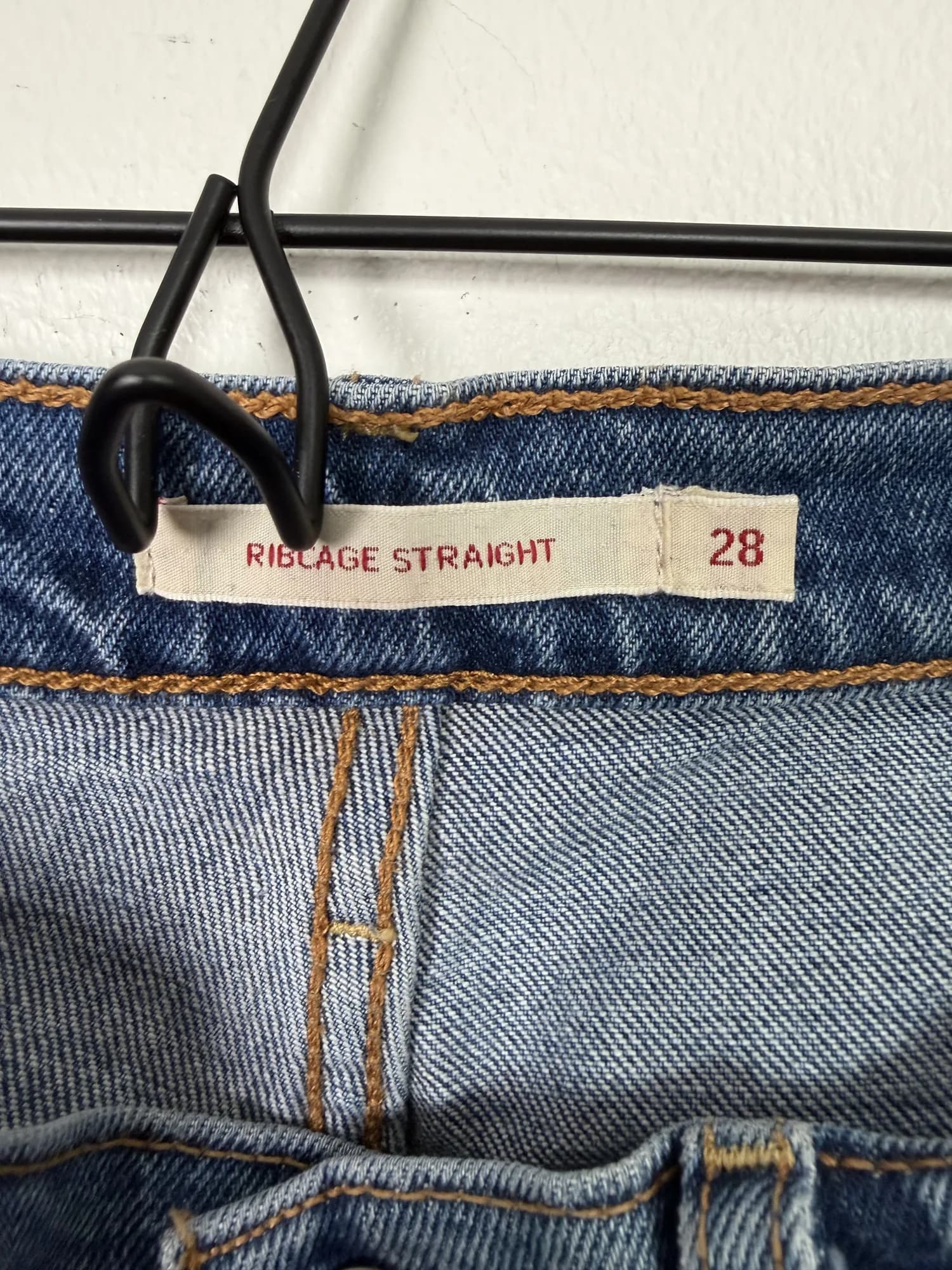 Etiketten i linningen, Ribcage Straight storlek 28