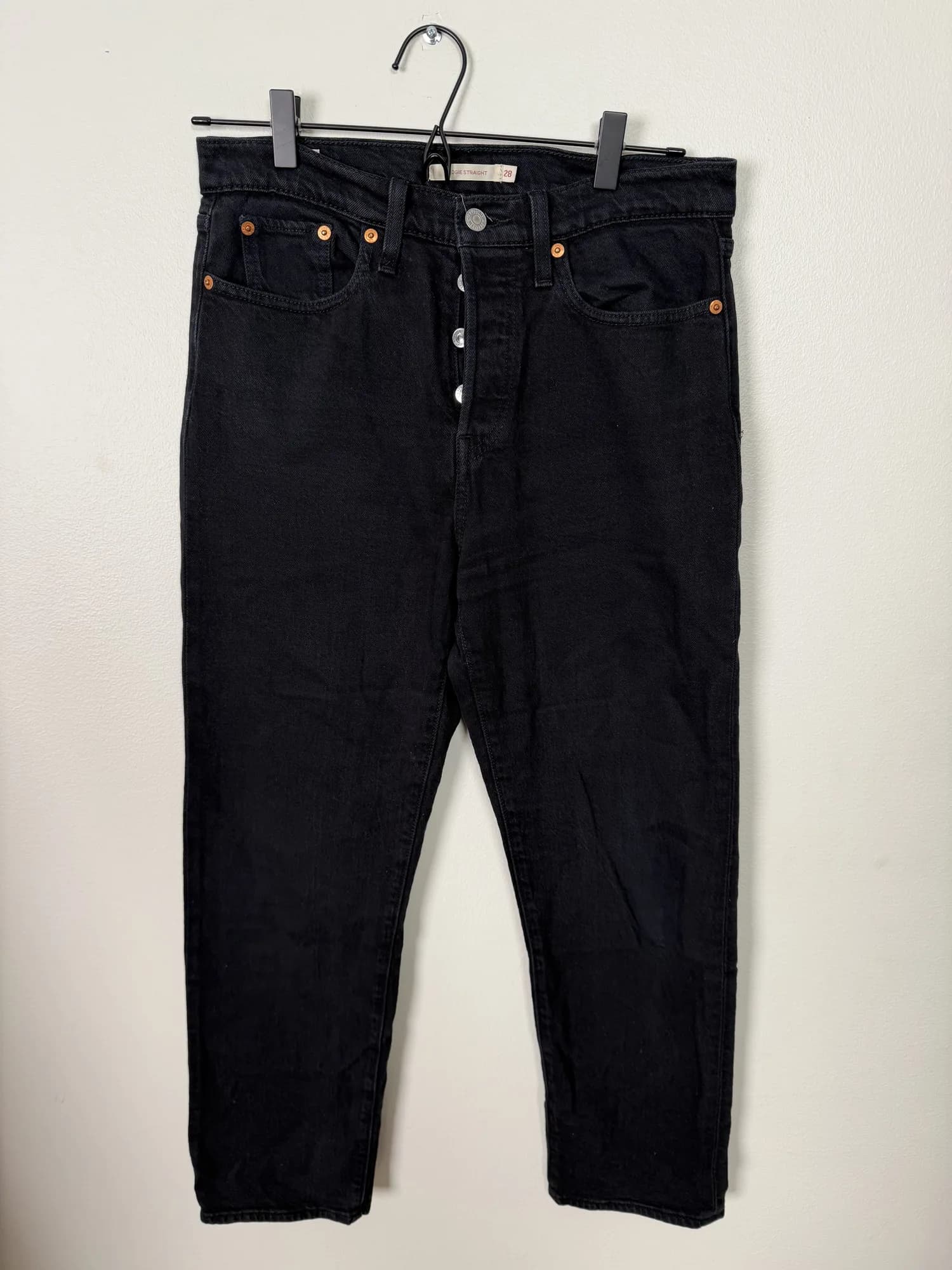 Svarta jeans från Levi's på galge, framifrån