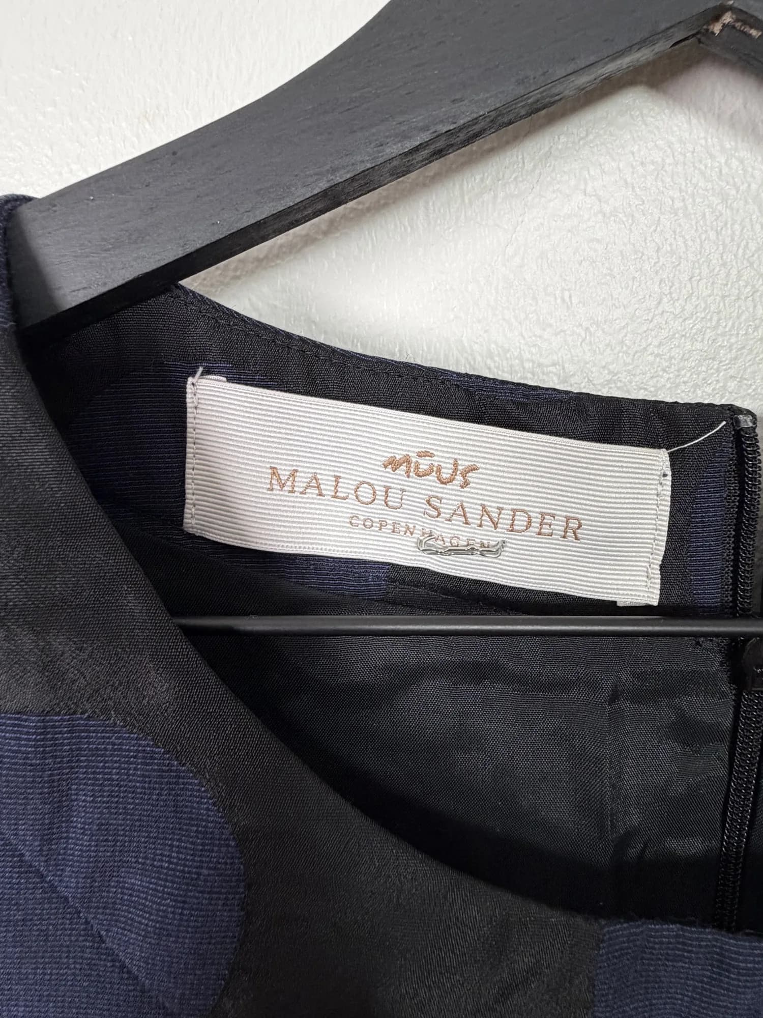 Malou Sander-etiketten i nacken