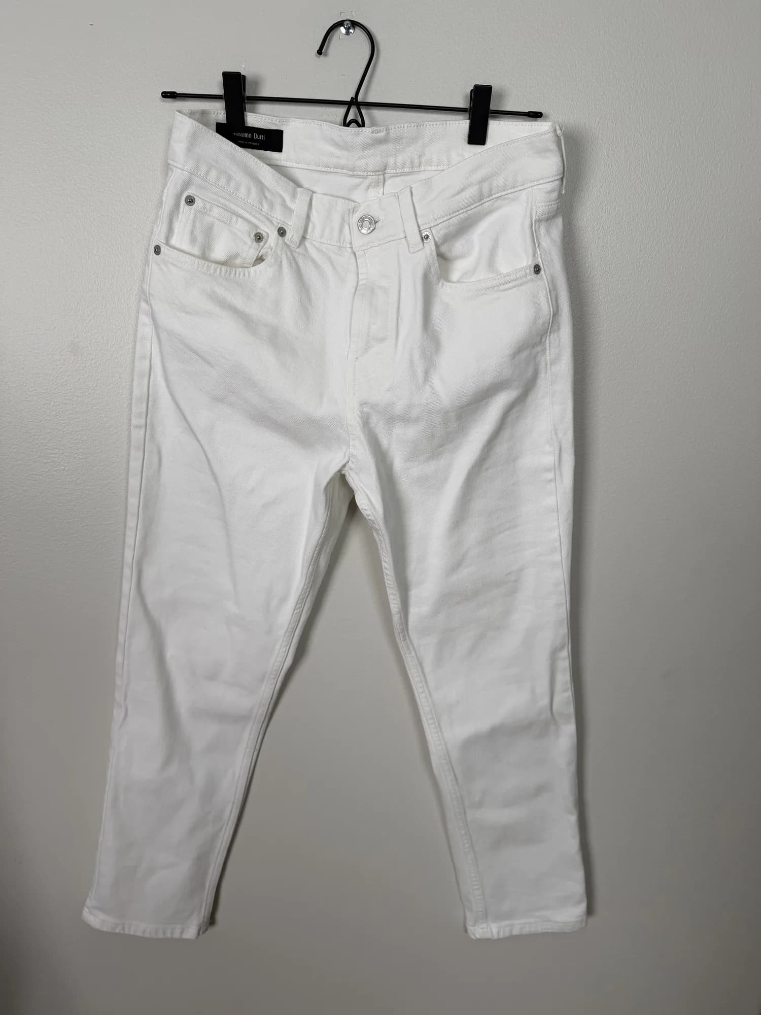 Vita jeans från Massimo Dutti på galge, framifrån