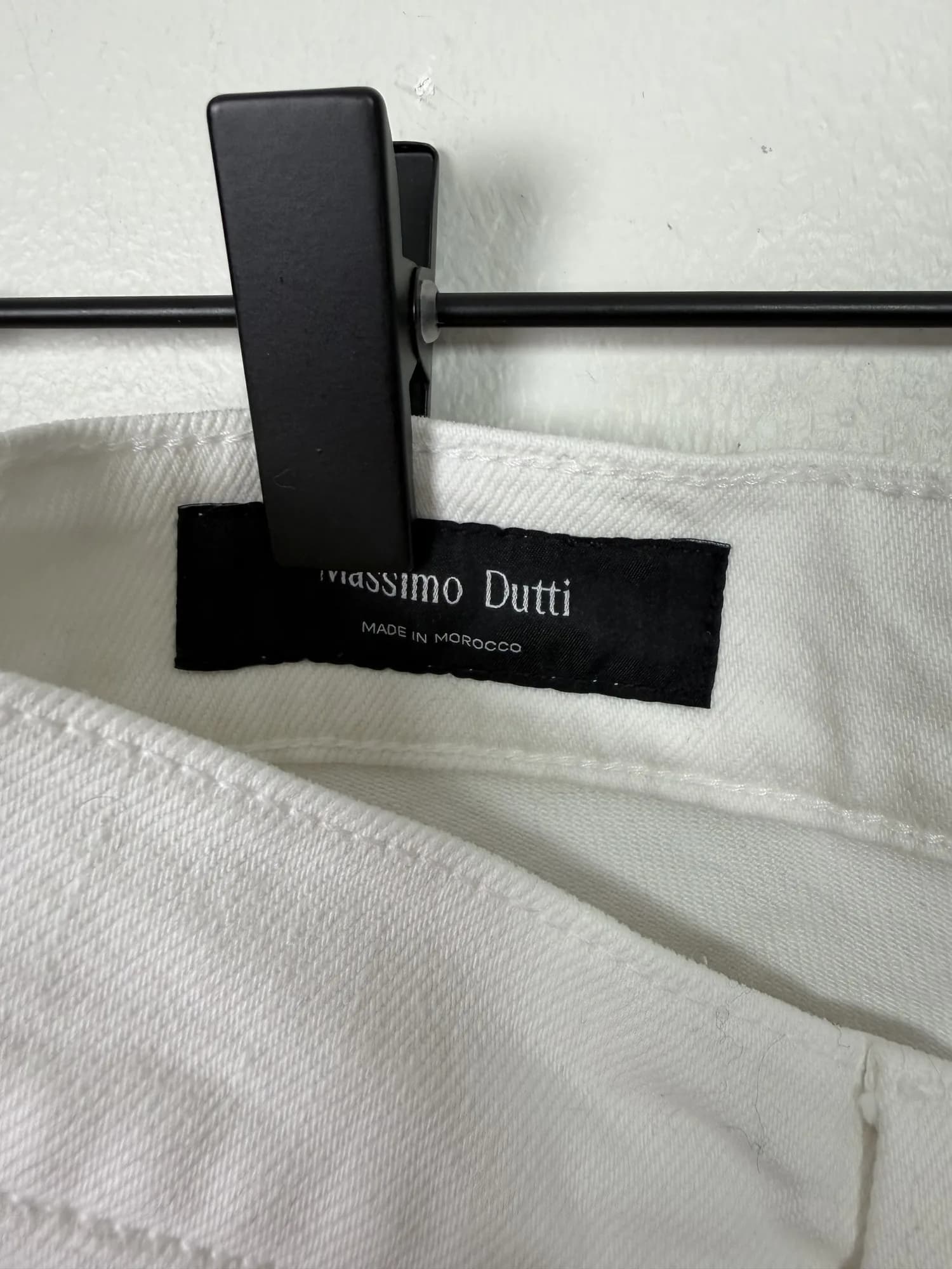 Massimo Dutti-etiketten i linningen