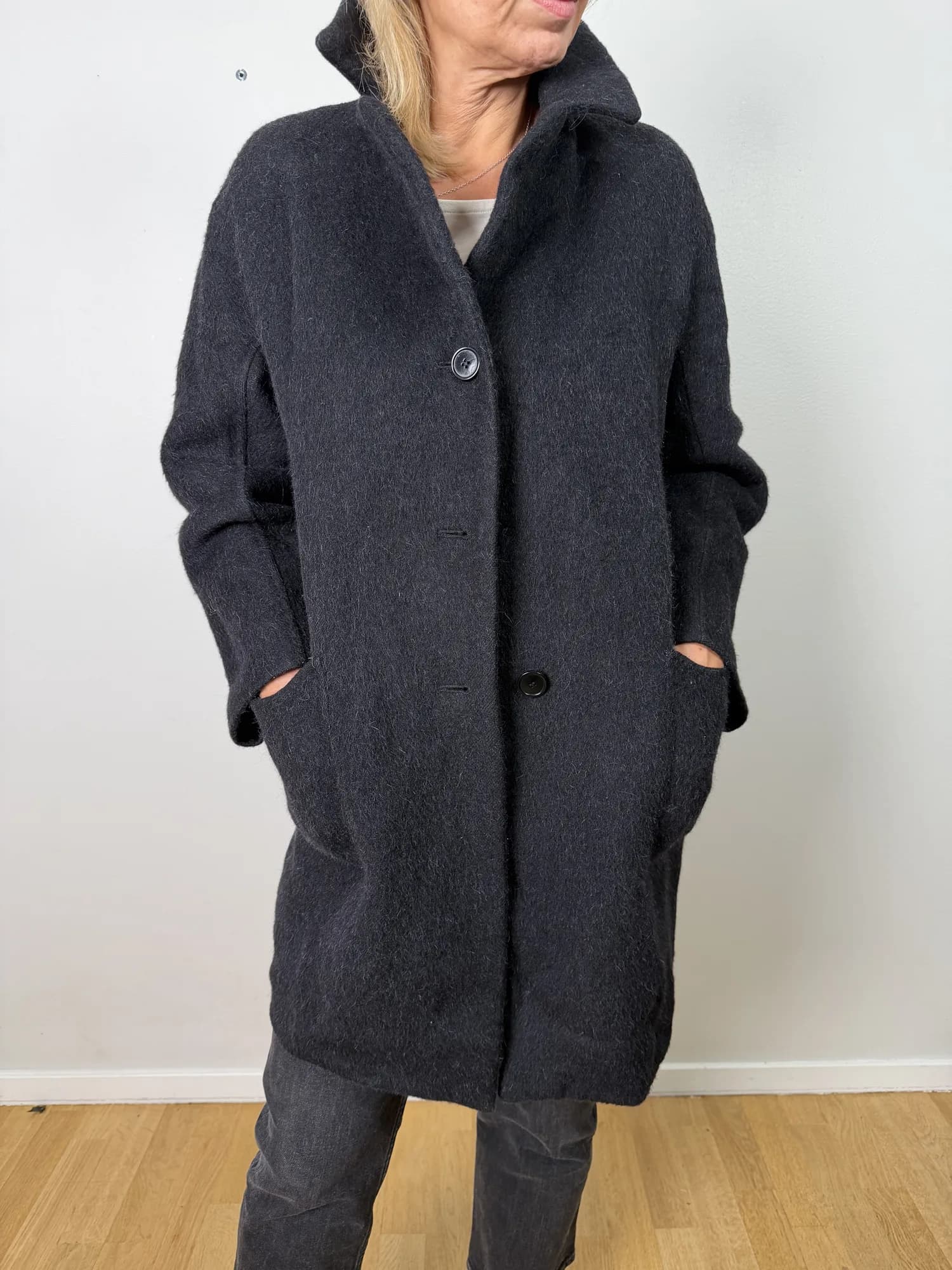 Kappa i antracit från Weekend Max Mara, buren framifrån