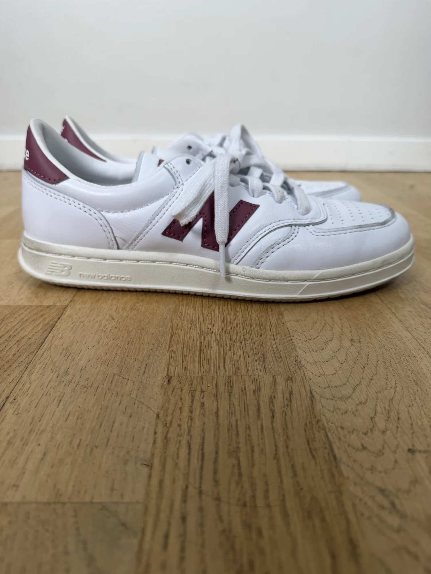 Vita och vinröda sneakers från New Balance, från sidan