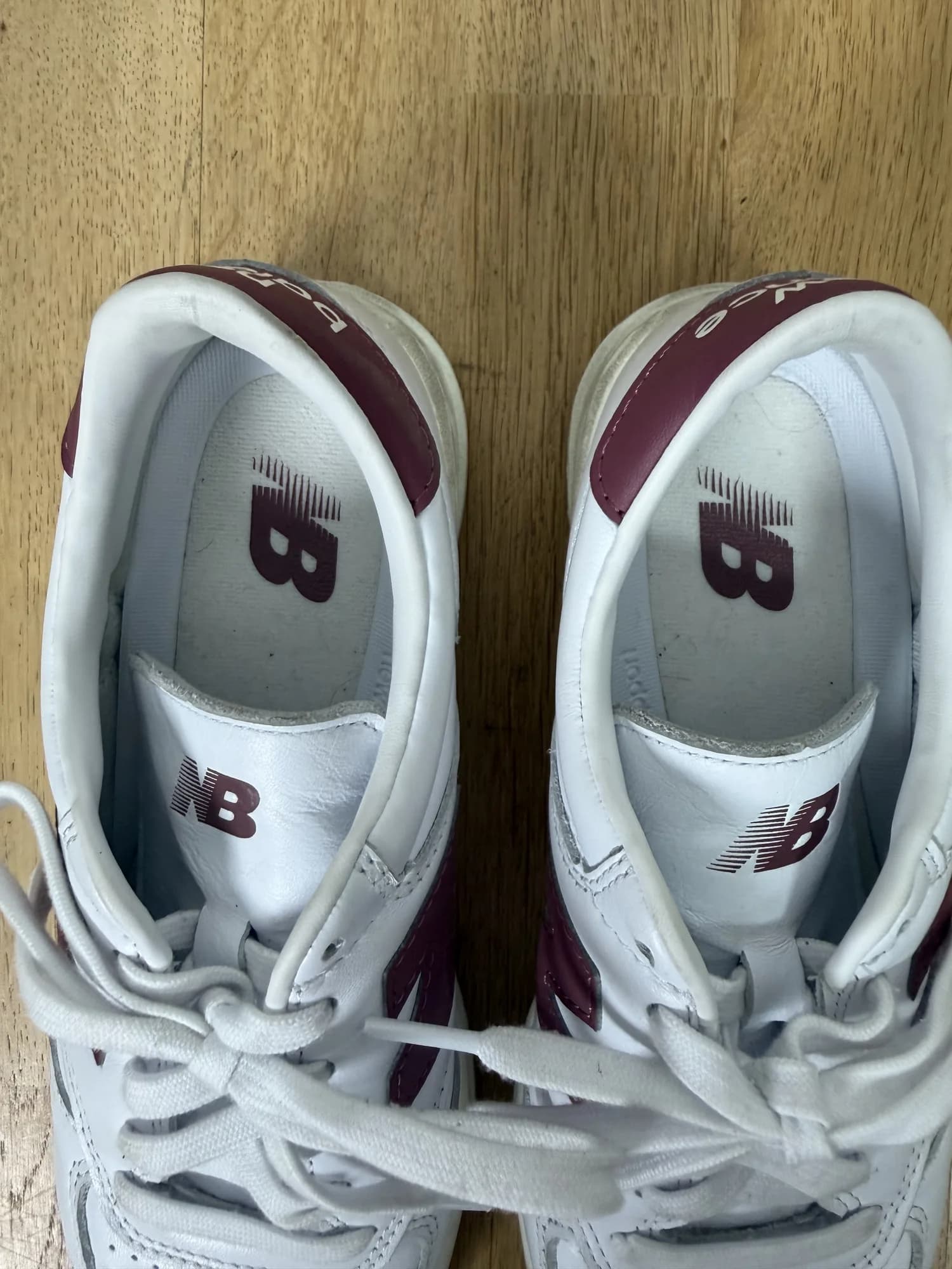 Skorna uppifrån, med New Balance-märket på tungan