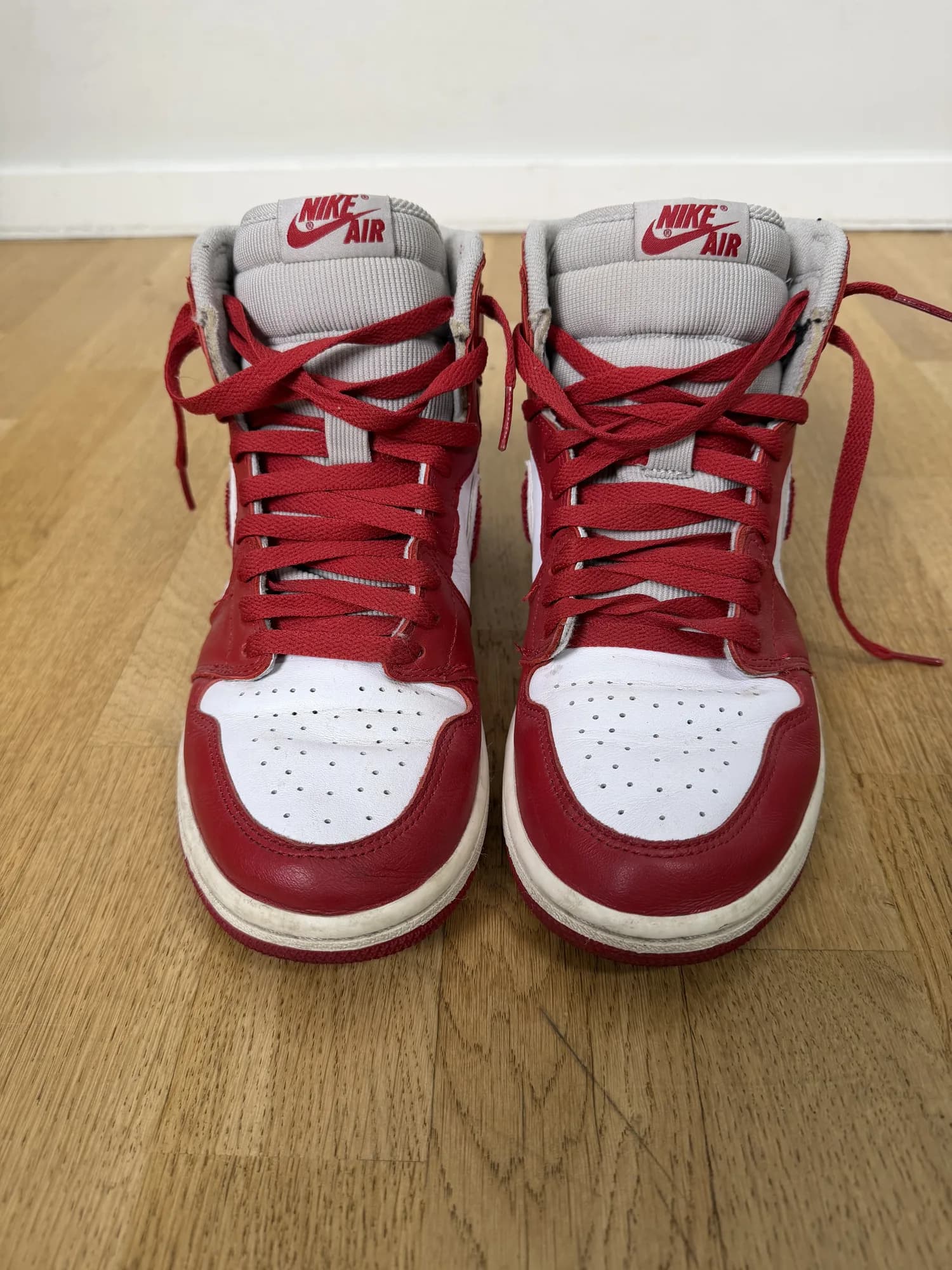 Röda och vita höga sneakers från Nike, framifrån