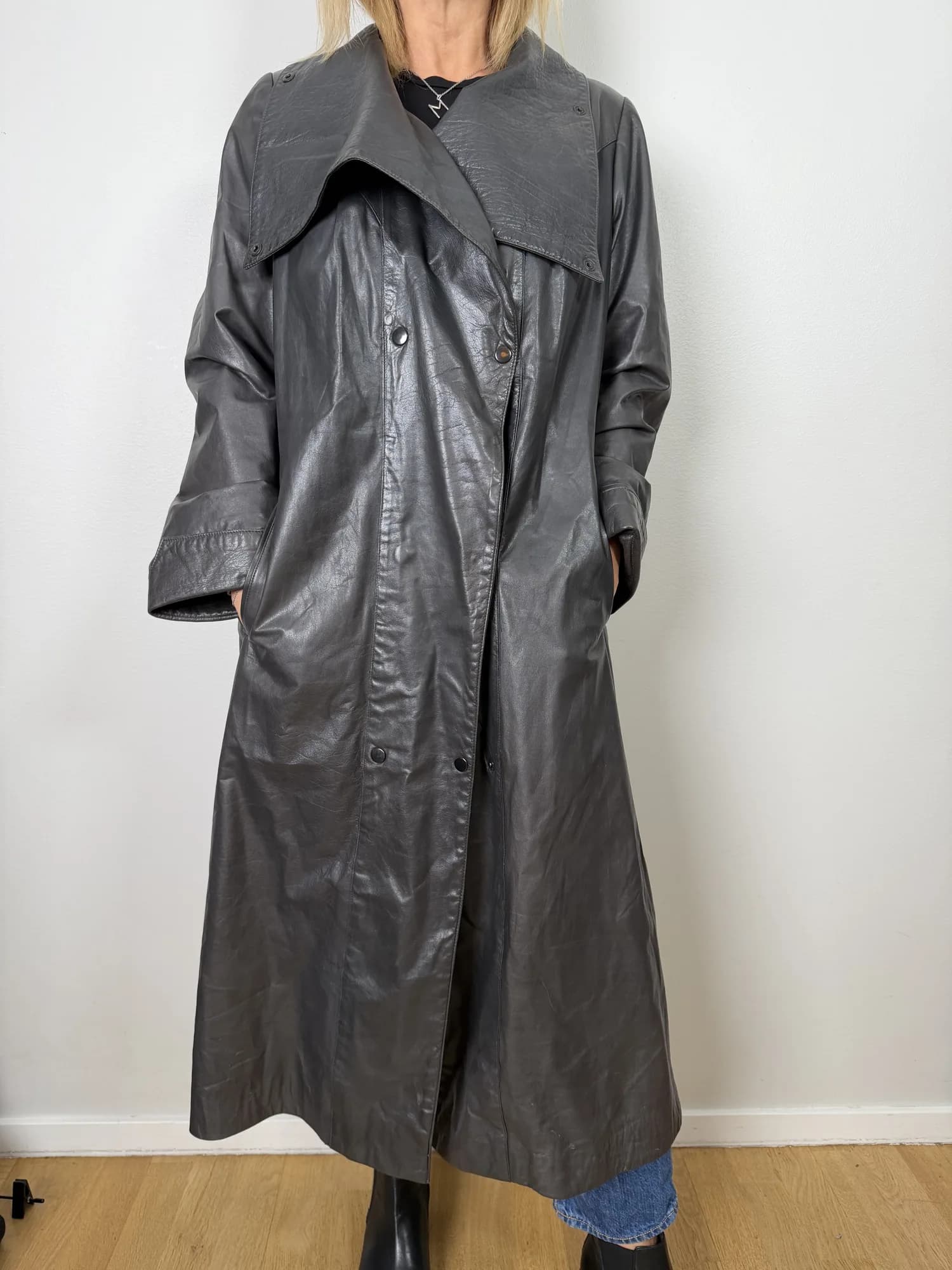 Lång mörkgrå skinnkappa från No.99 Solberg Design, buren framifrån