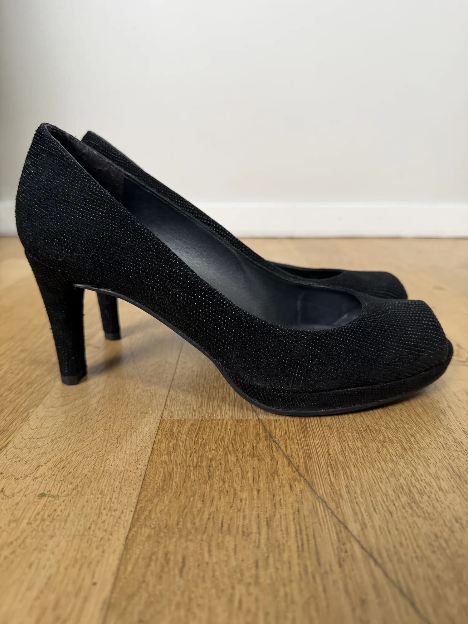 Svarta peeptoe-pumps med glittrande prickar från Stuart Weitzman, från sidan