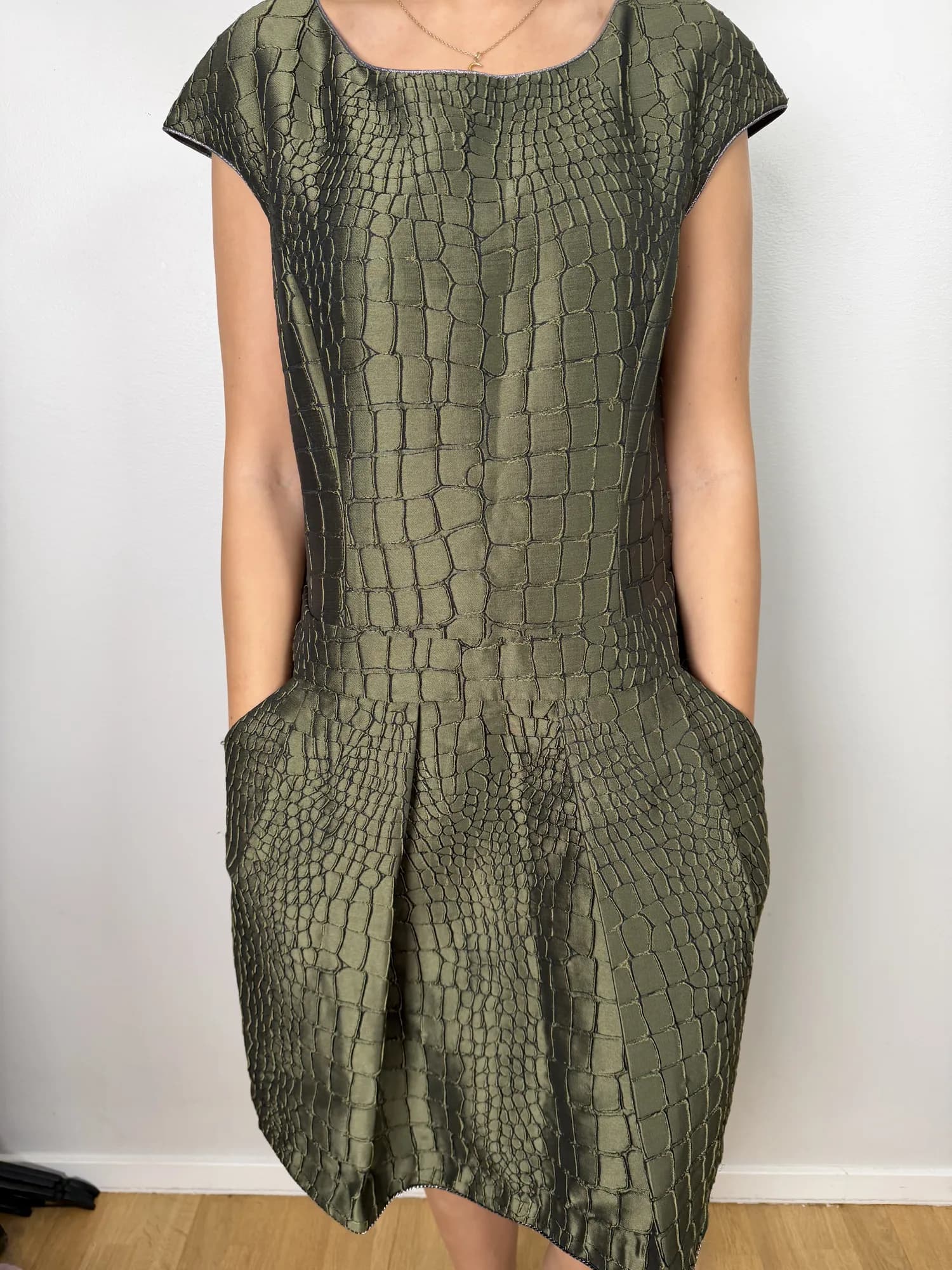 Olivgrön klänning med krokodilmönster från Philosophy di Alberta Ferretti, buren framifrån