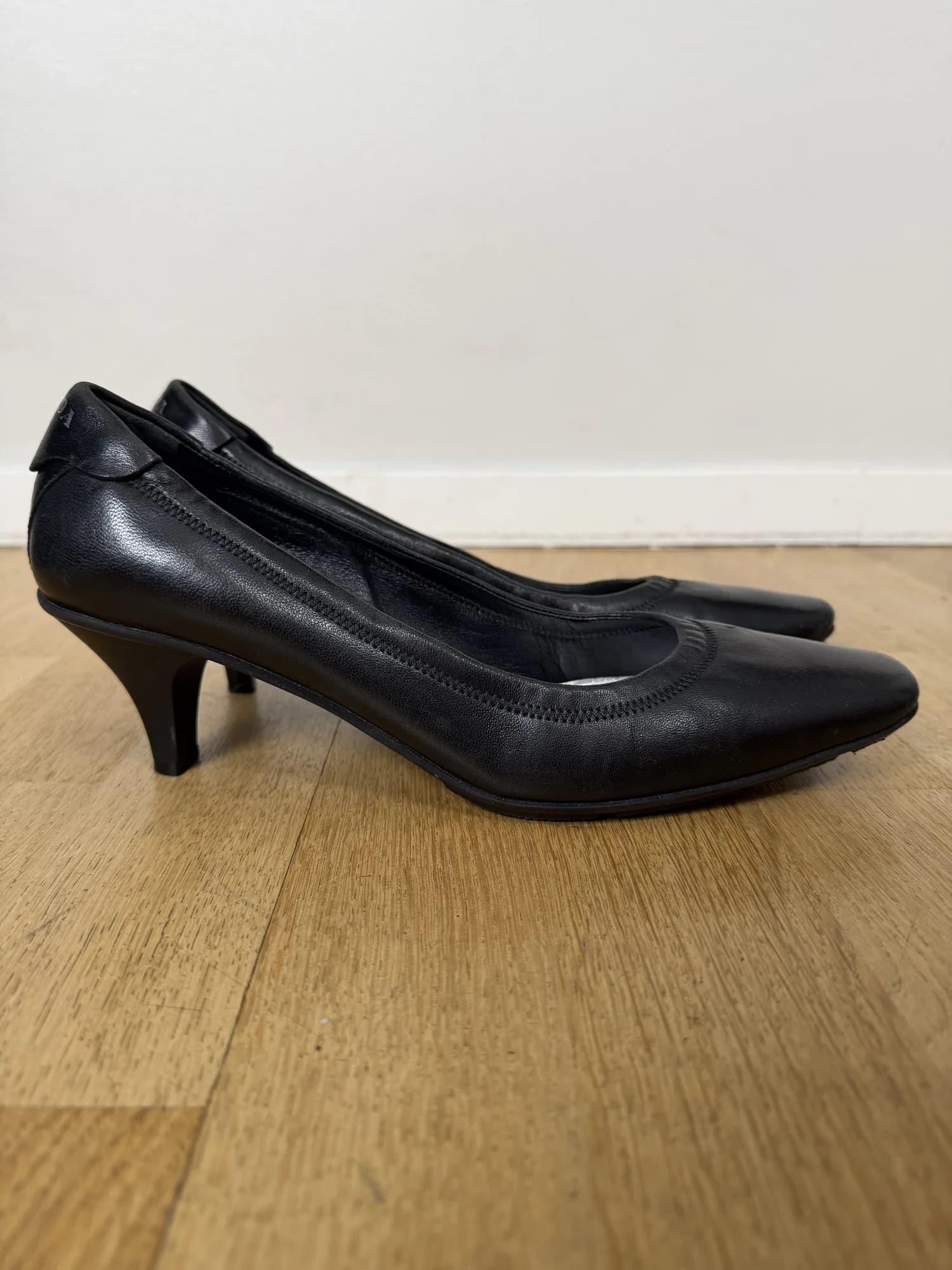 Svarta pumps med låg klack från Prada, från sidan