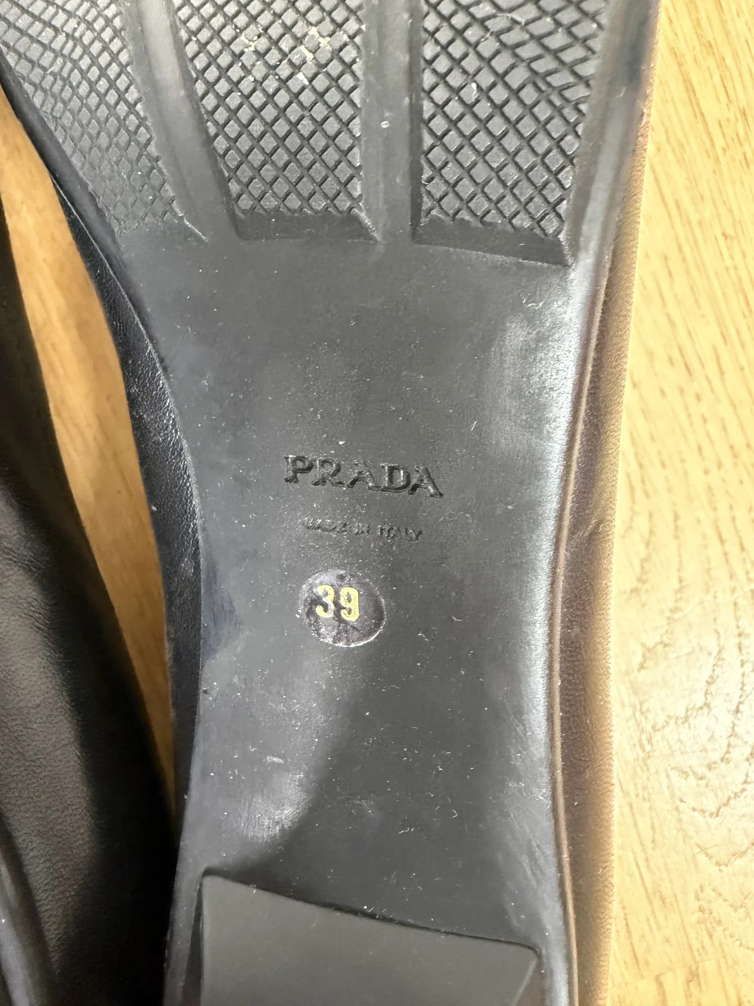 Närbild på sulan med Prada-stämpeln och storlek 39