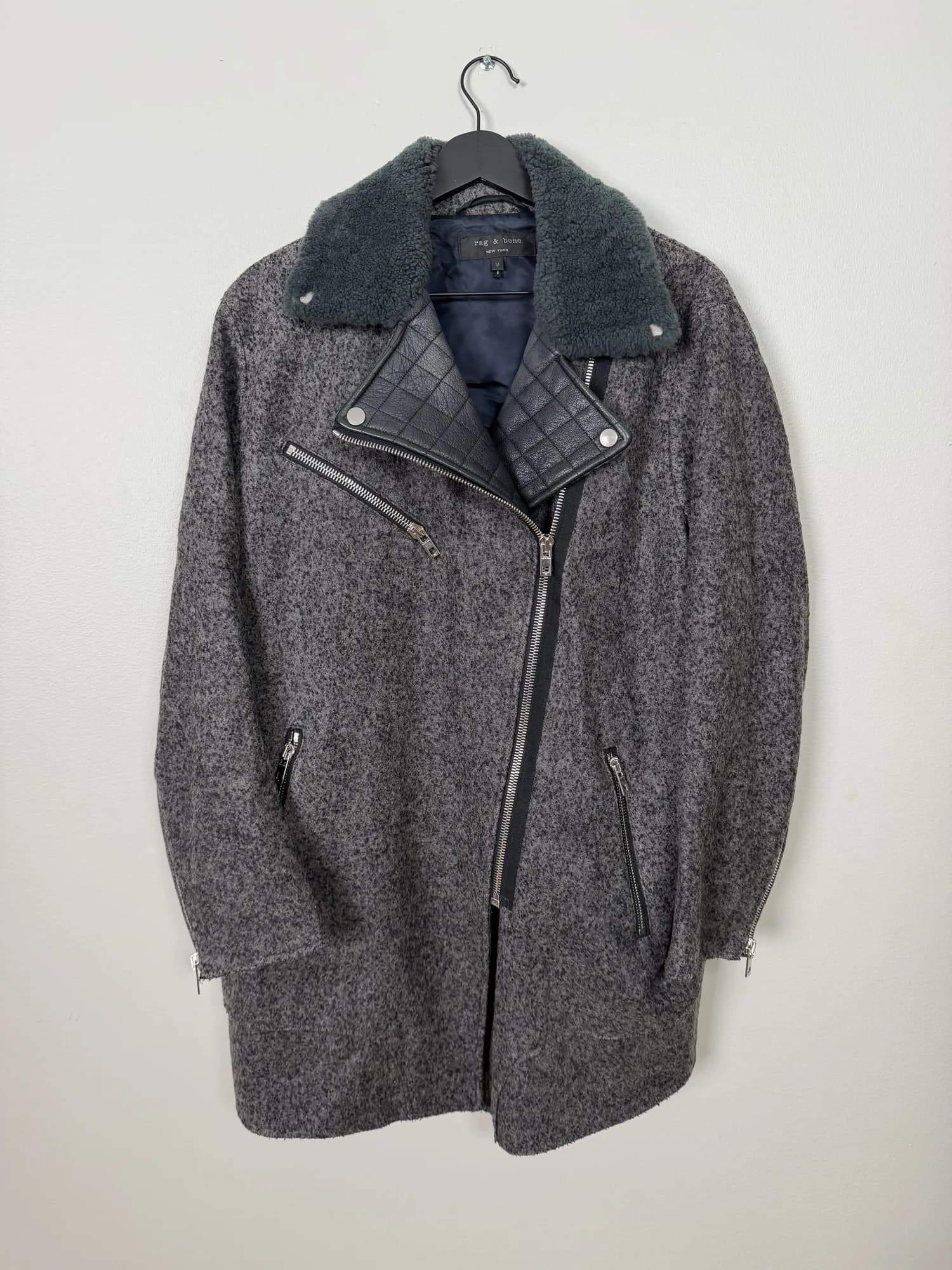 Grå jacka med krage i lammfäll från rag & bone, framifrån