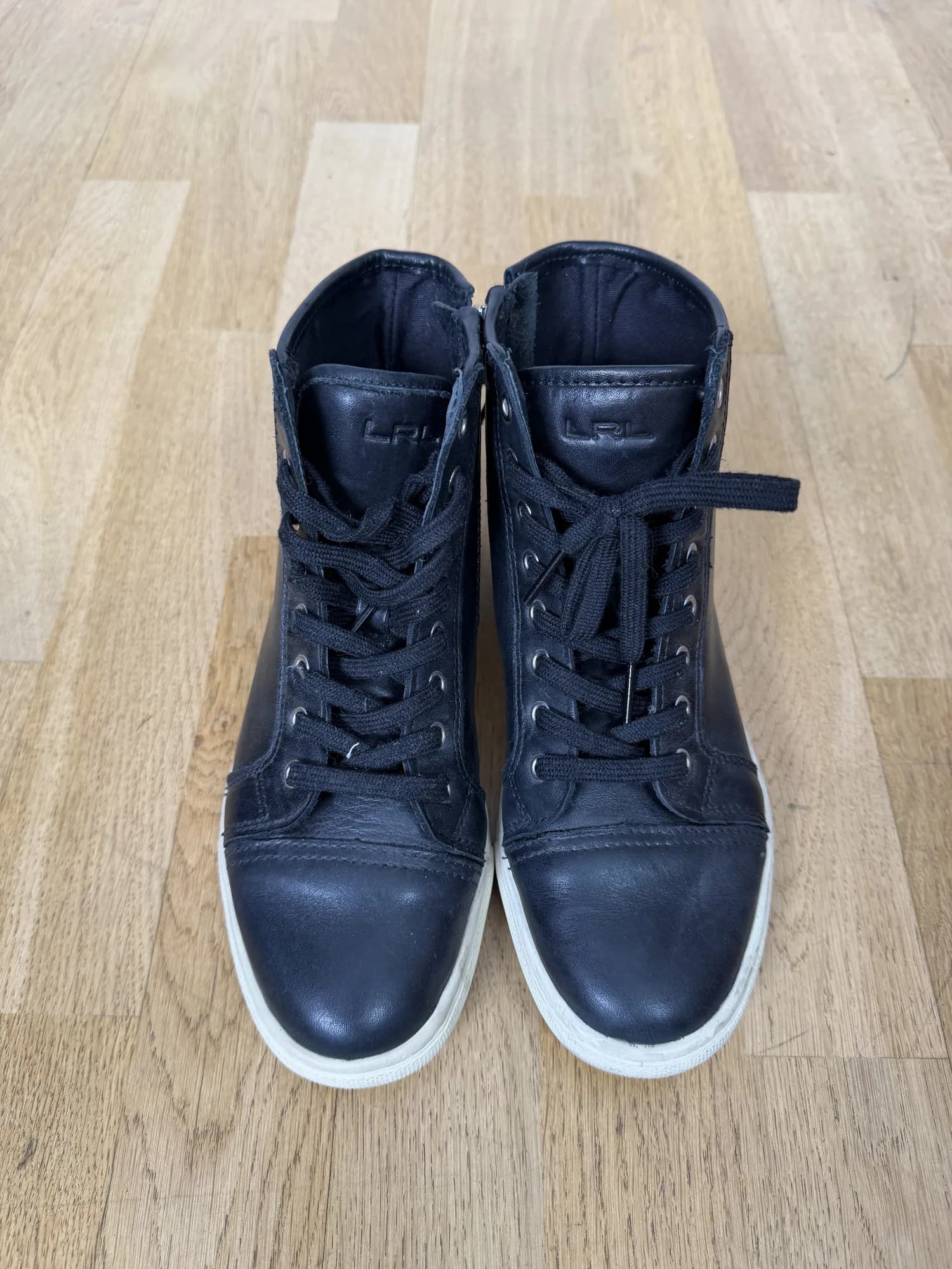 Marinblå höga sneakers från Lauren Ralph Lauren, framifrån