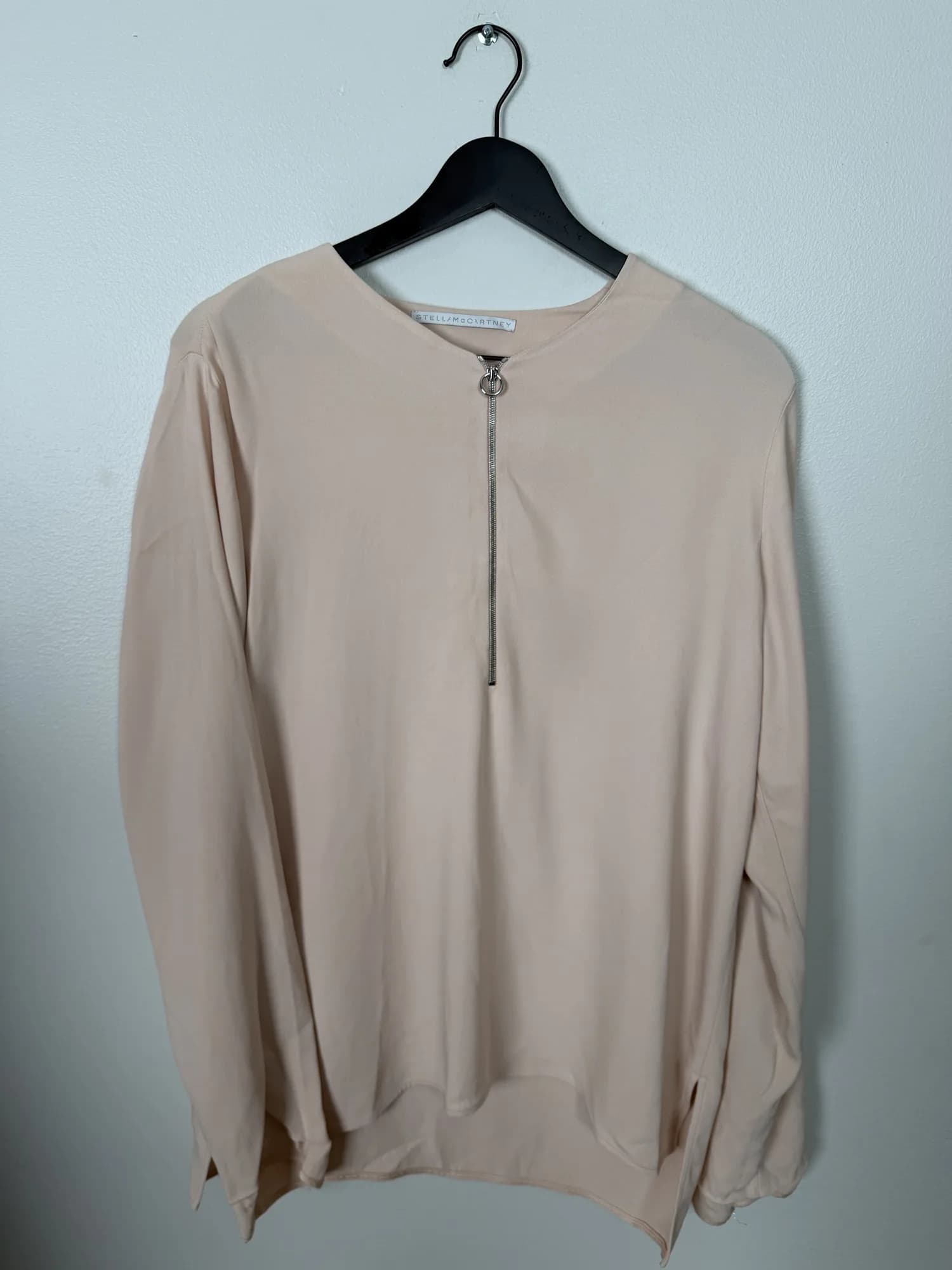 Puderrosa topp från Stella McCartney på galge, framifrån